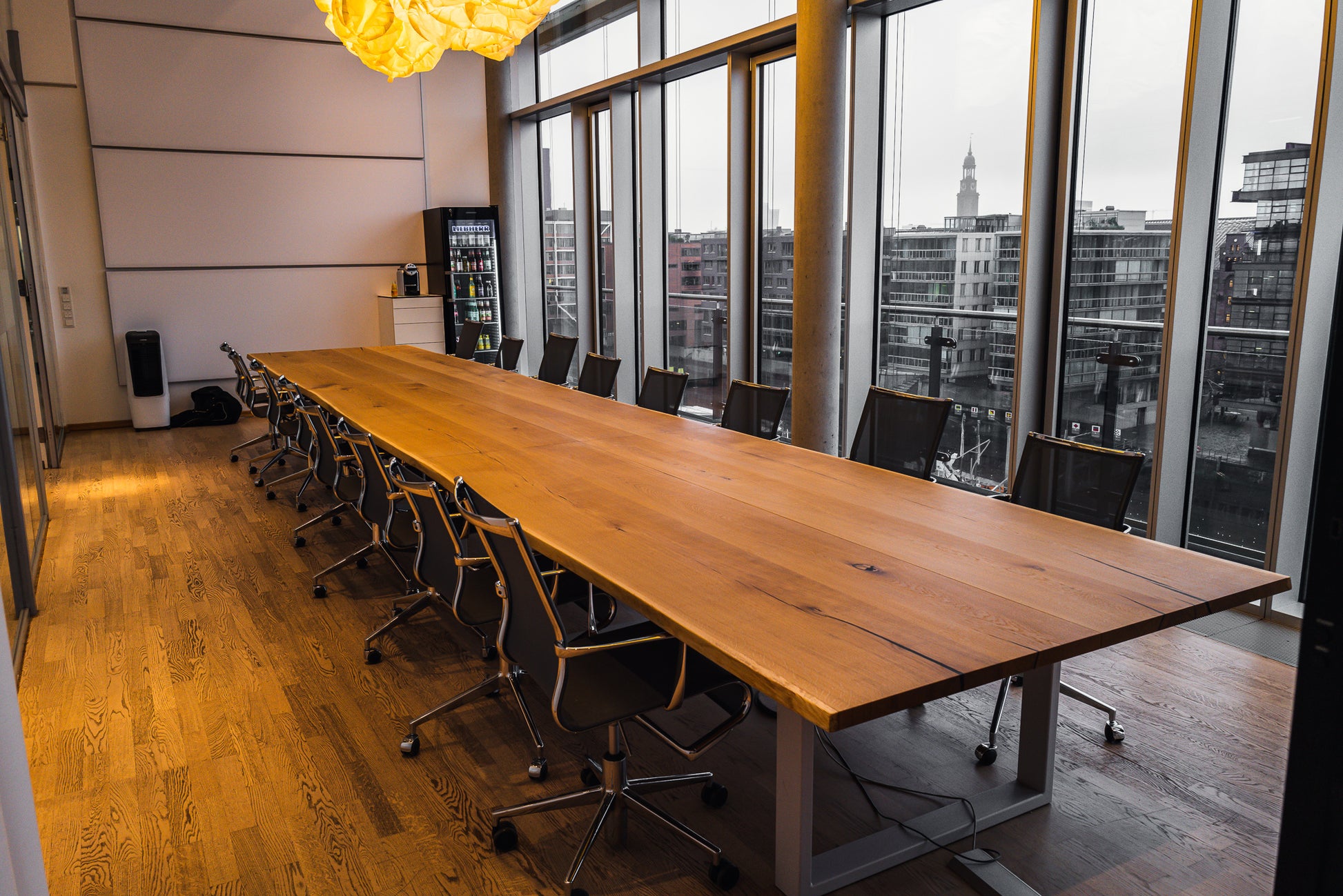 Konferenztisch aus Massivholz mach Maß | Holzwerk Hamburg