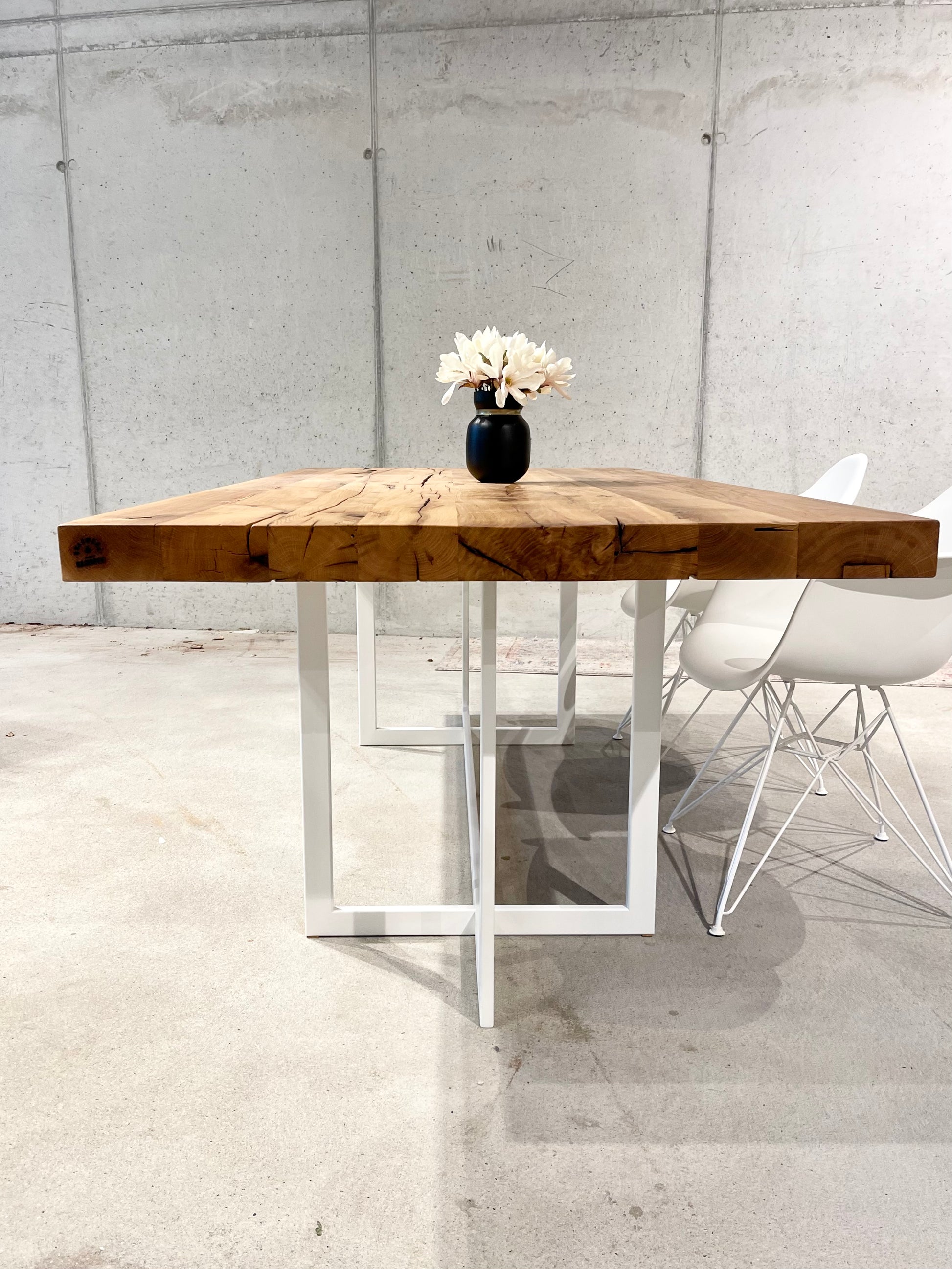 Esstisch mit weißen Beinen