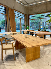 Esstisch aus Massivholz Eiche von der Manufaktur Holzwerk Hamburg