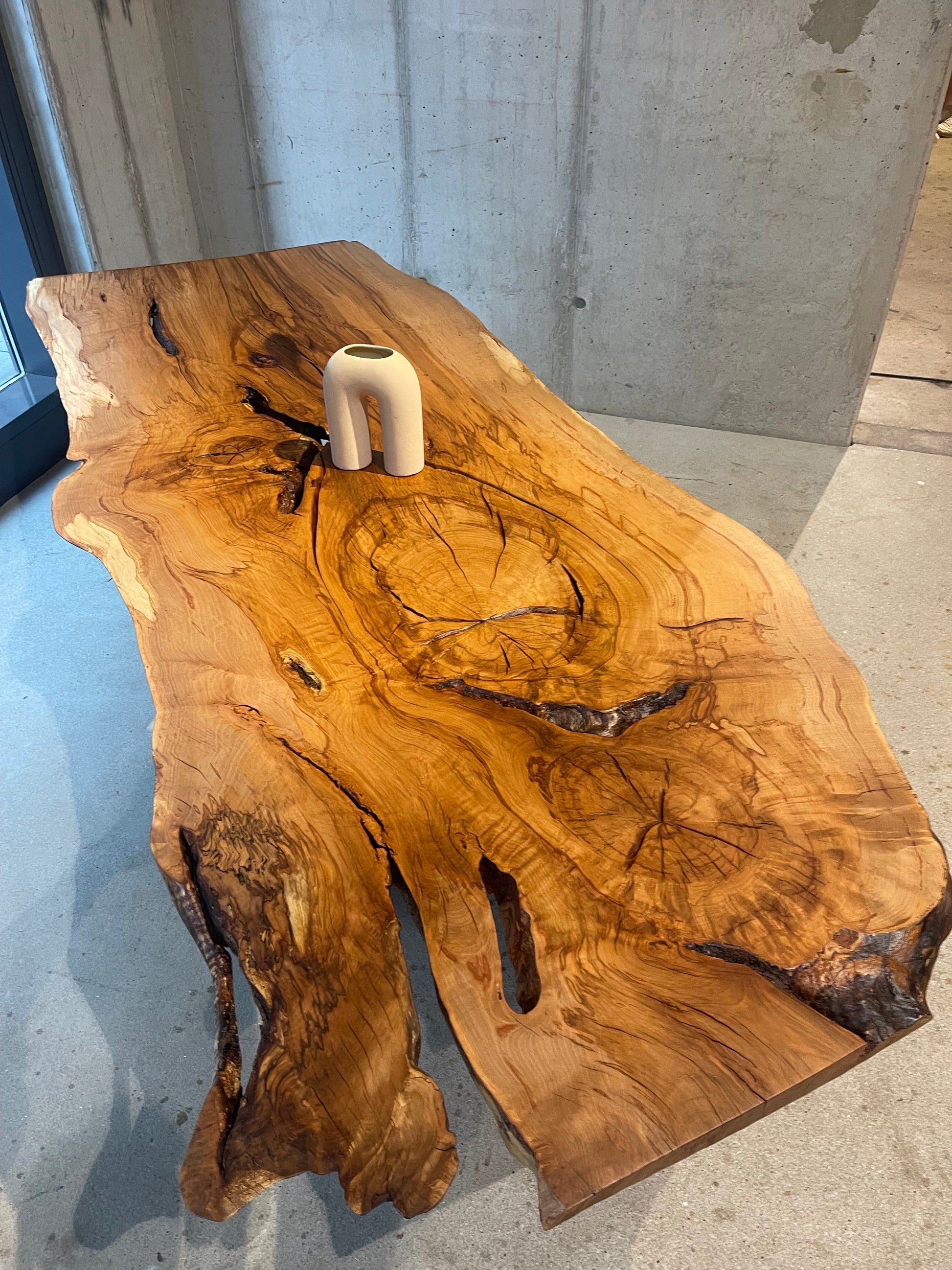 Holztisch aus einem Baum