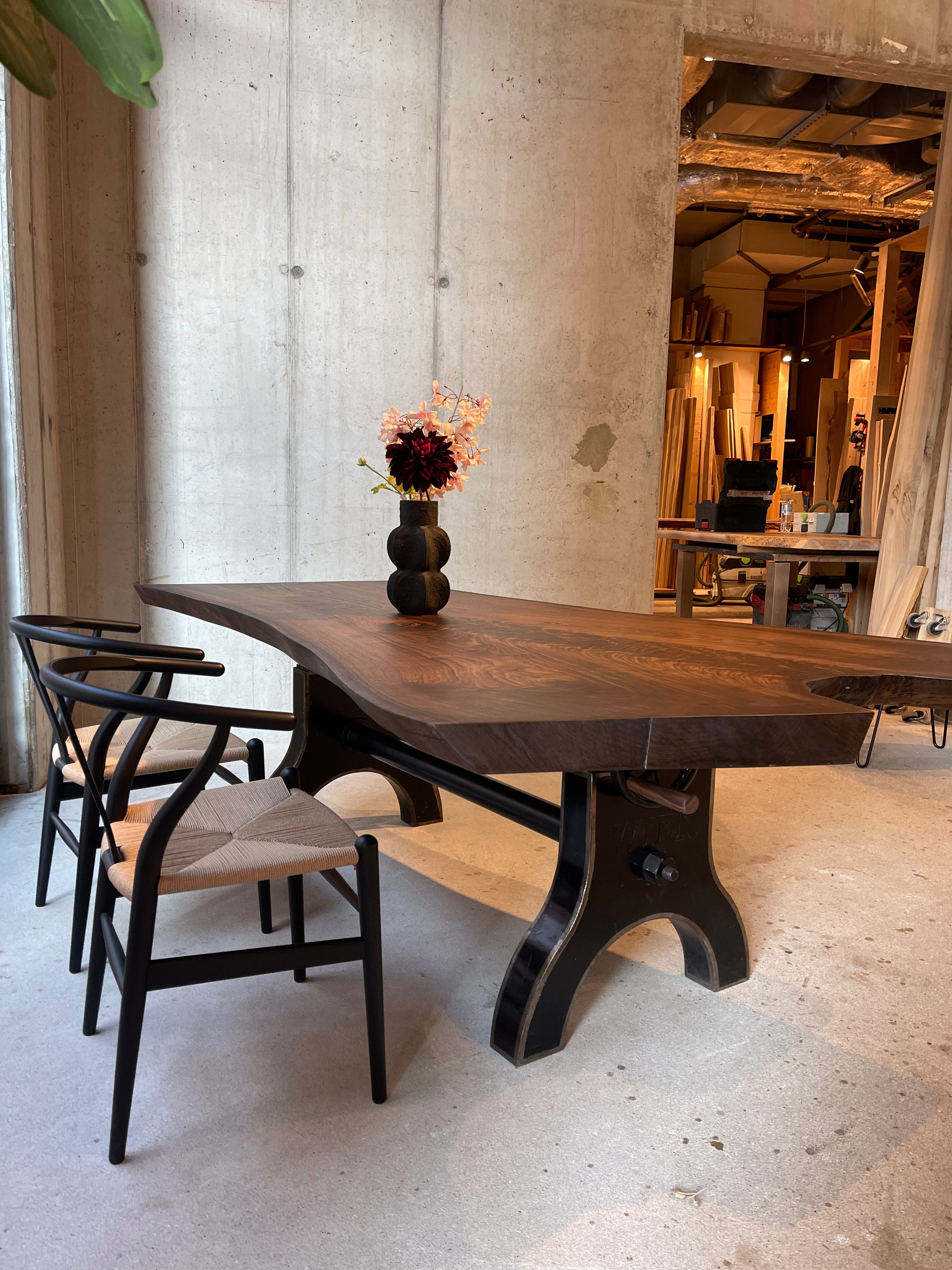 Esstisch aus massivem Nussbaum | Tischgestell Industriedesign