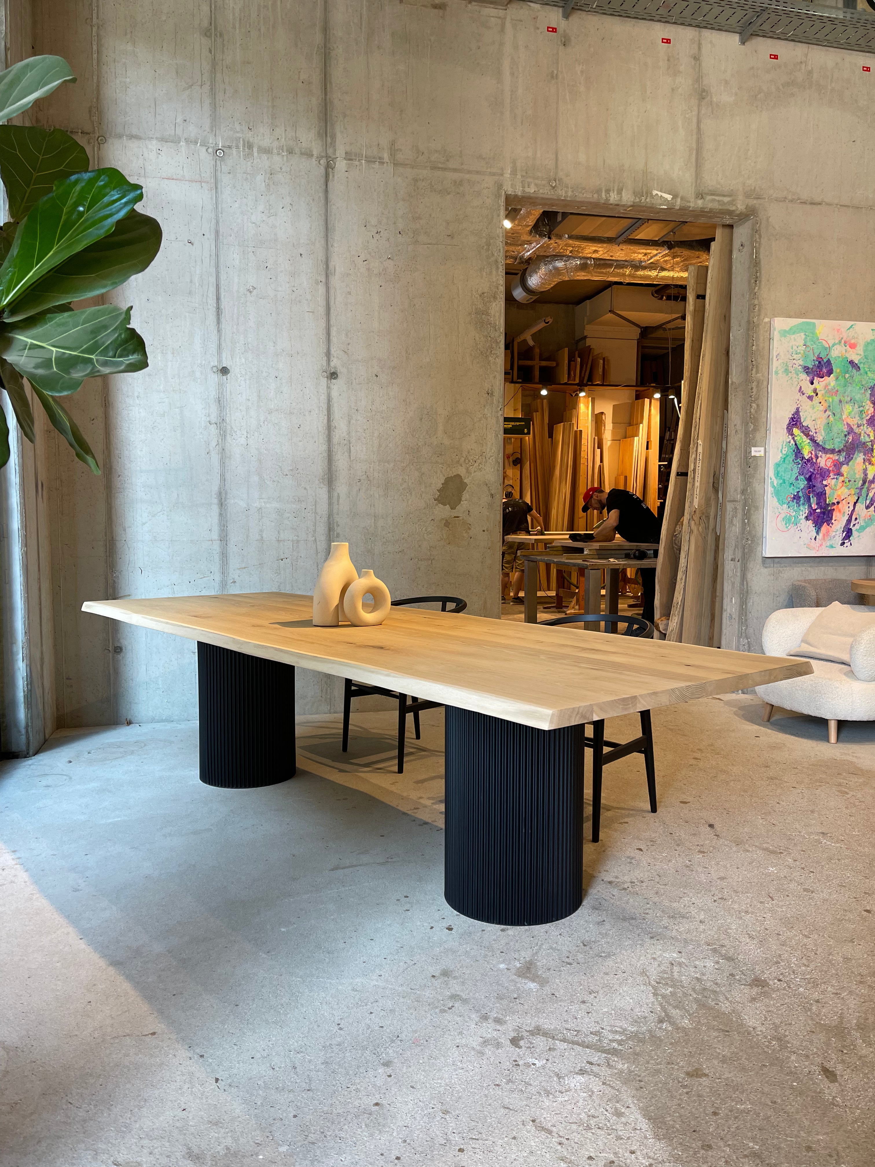 Massivholztisch Eiche natürlicher Baumkante mit Schwarzen Metallsäulen