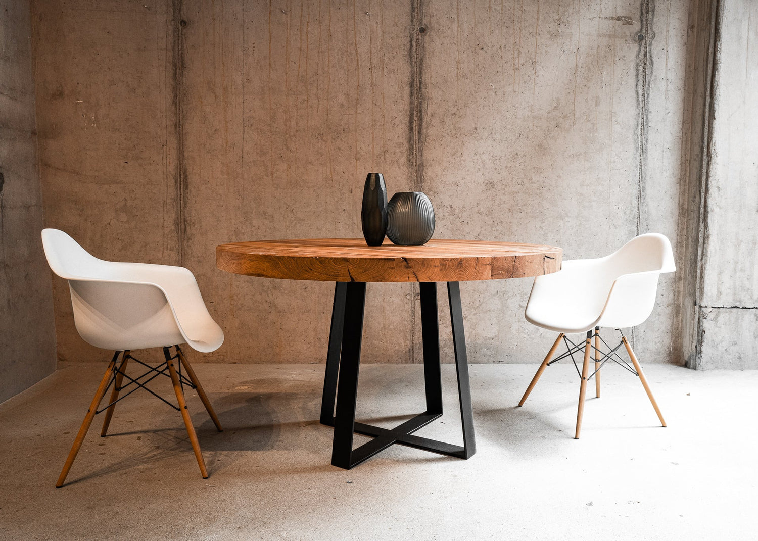 Runder Tisch mit zwei weißen Stühlen