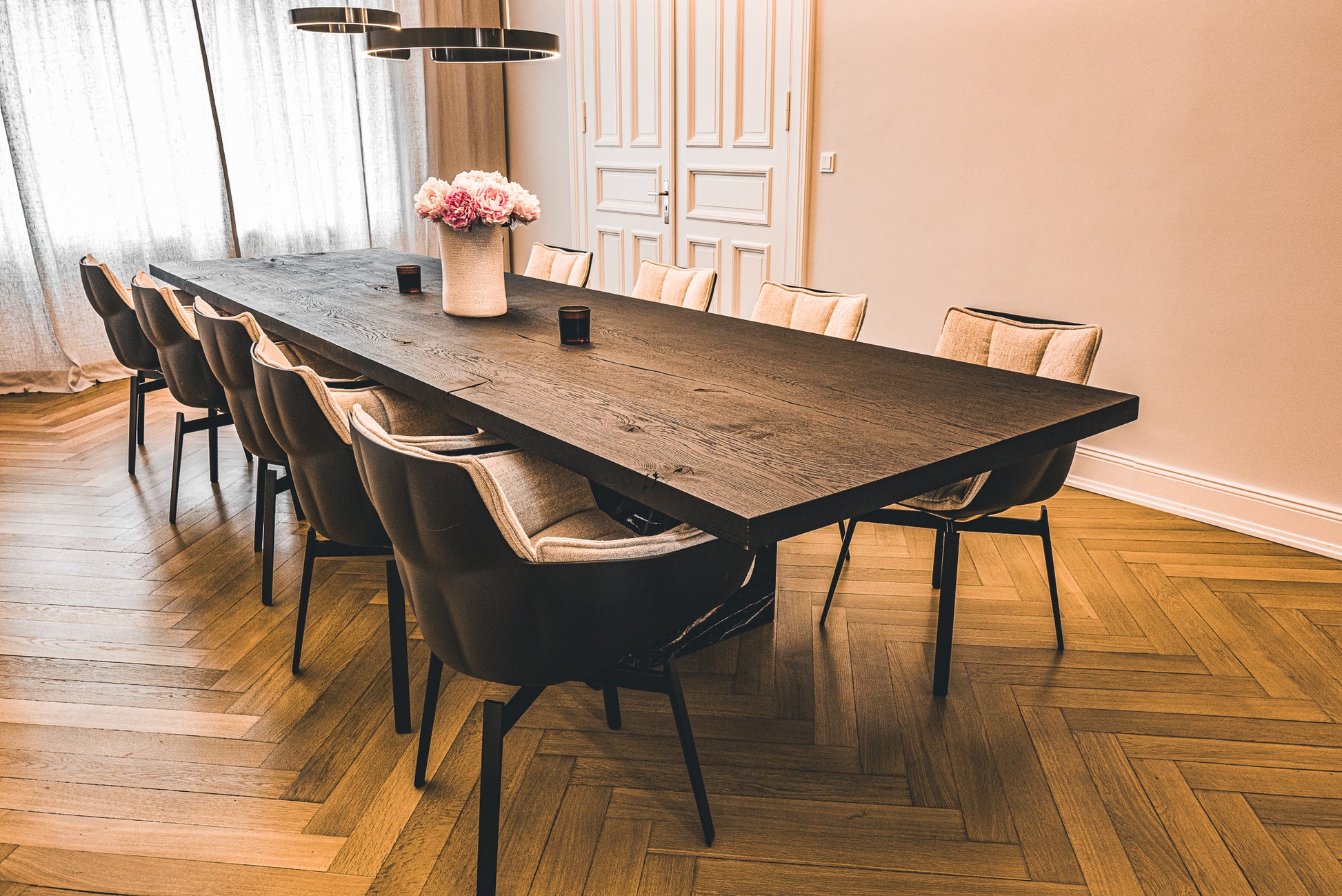 Schwarz geköhlter Esstisch nach Maß