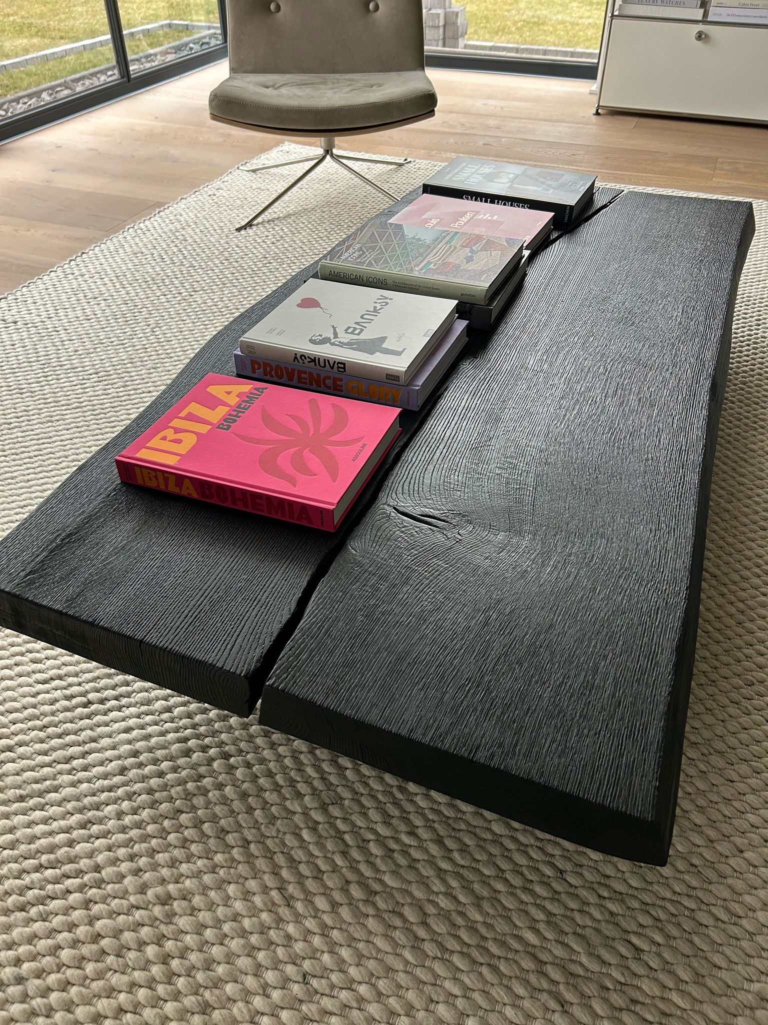 Schwarzer Couchtisch aus Holz - Ein Unikat für Ihr Wohnzimmer