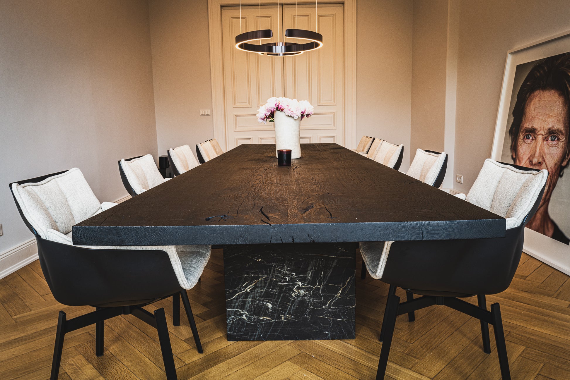 Schwarzer Esstisch - Massivholztisch schwarz mit Mamor