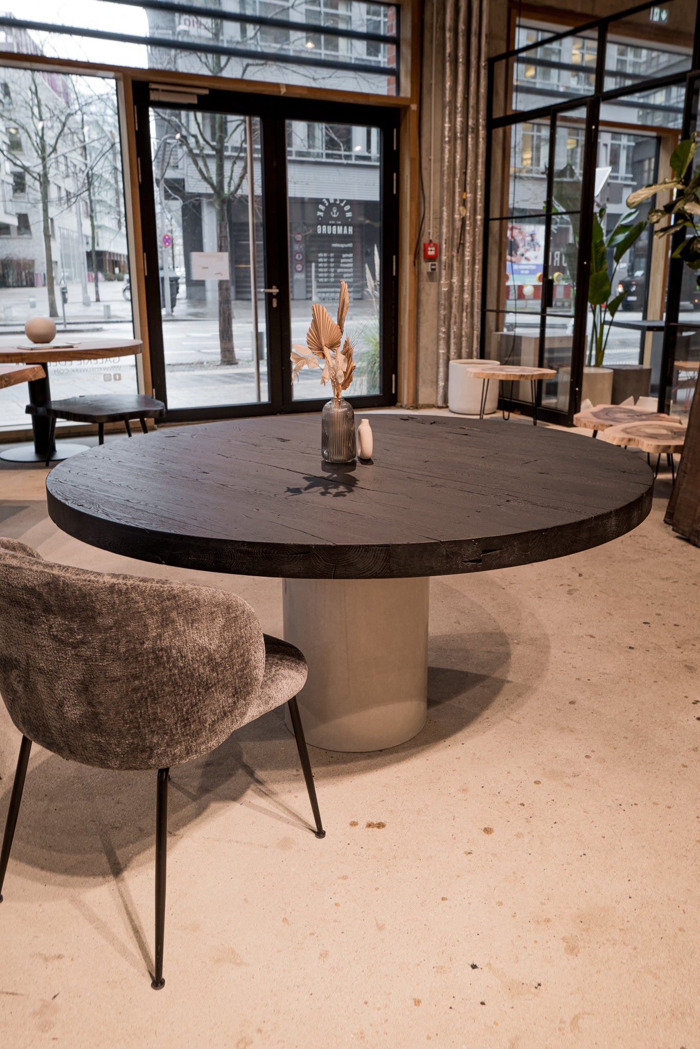 Massivholztisch schwarz rund | Esstisch Holz und Beton rund