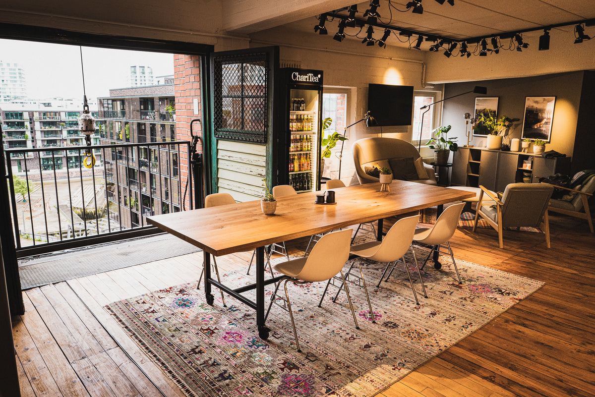 Massivholz Besprechungstisch mit Rollen von Holzwerk Hamburg, 240x100 cm, ideal für Konferenzen und Meetings.