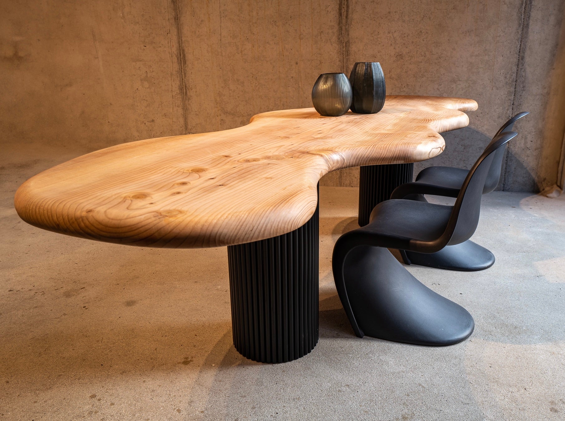 Design Esstisch auf Säulen aus Massivholz – Holzwerk Hamburg