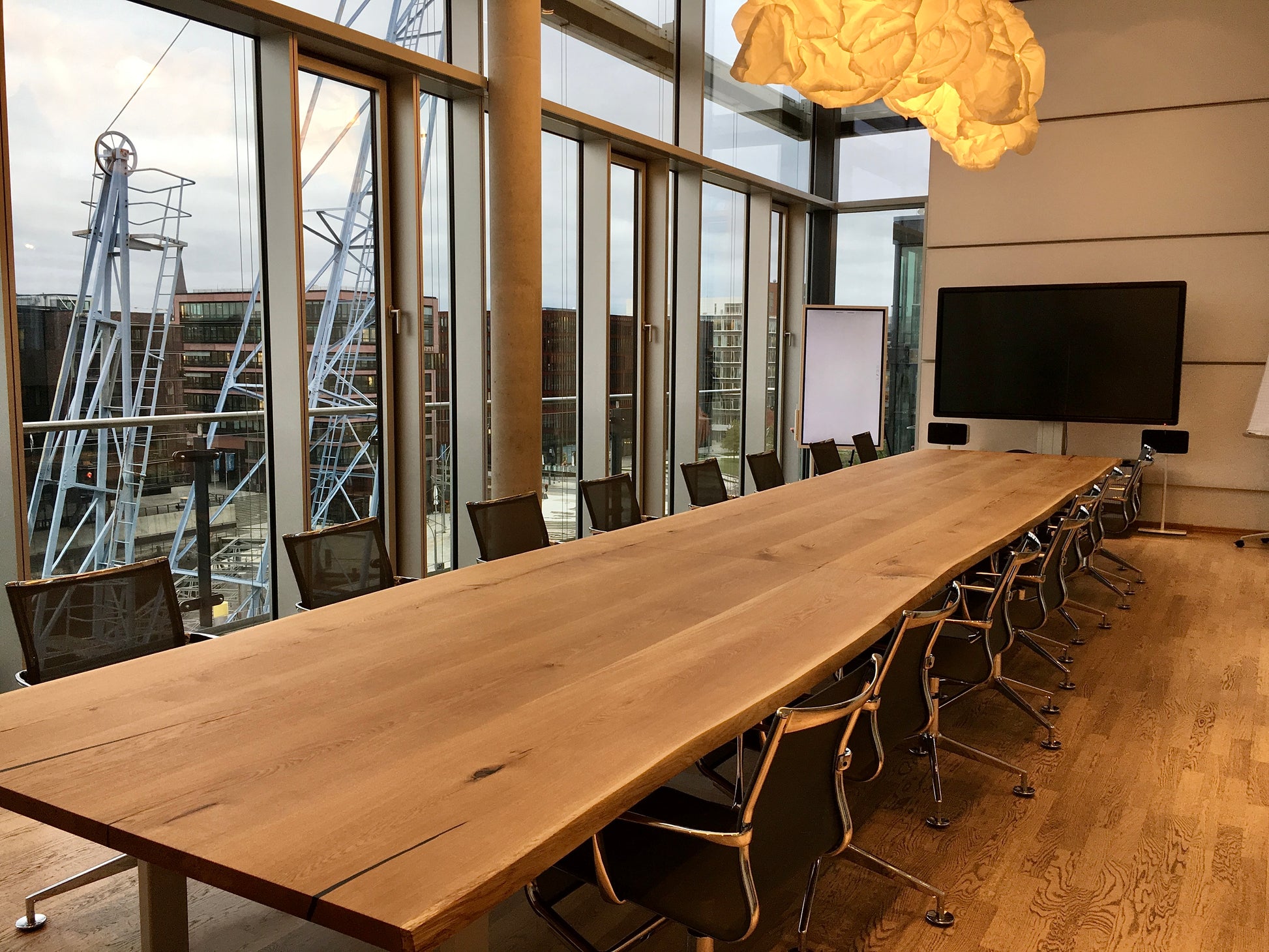 Großer Konferenztisch Eiche - Konferenztisch Natürliche Baumkante - Tischgestell aus Stahl pulverbeschichtet