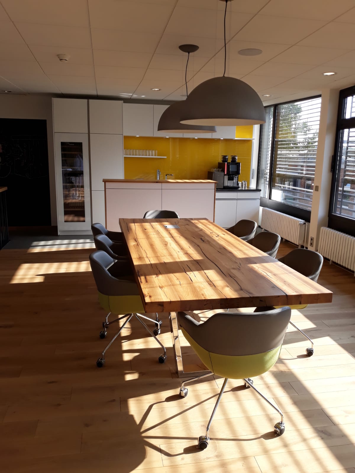 Konferenztisch aus Altholz | Holzwerk Hamburg