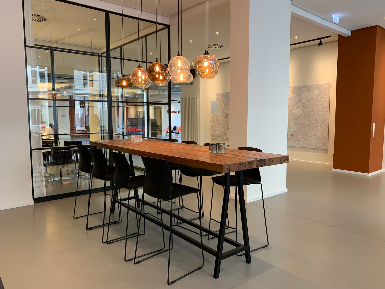 Bartisch aus Eiche Altholz auf Stahlgestell pulverbeschichtet von Holzwerk Hamburg