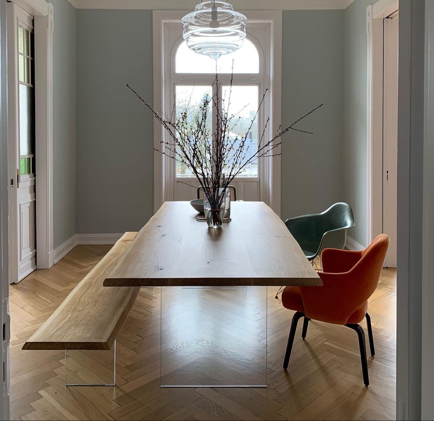 Schwebender Esstisch aus Eiche auf Glas | Holzwerk Hamburg