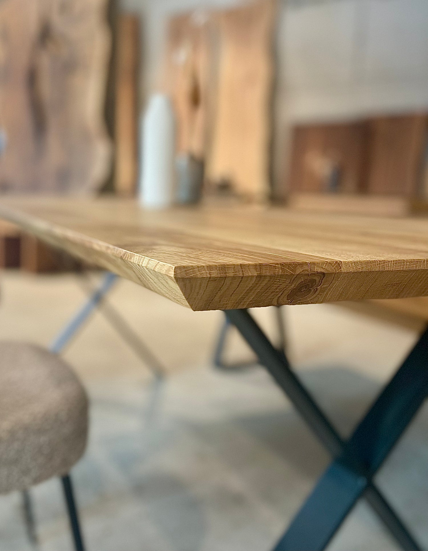 Eichentisch mit Schweizer Kante auf Stahlgestell in X-Form | Holzwerk Hamburg