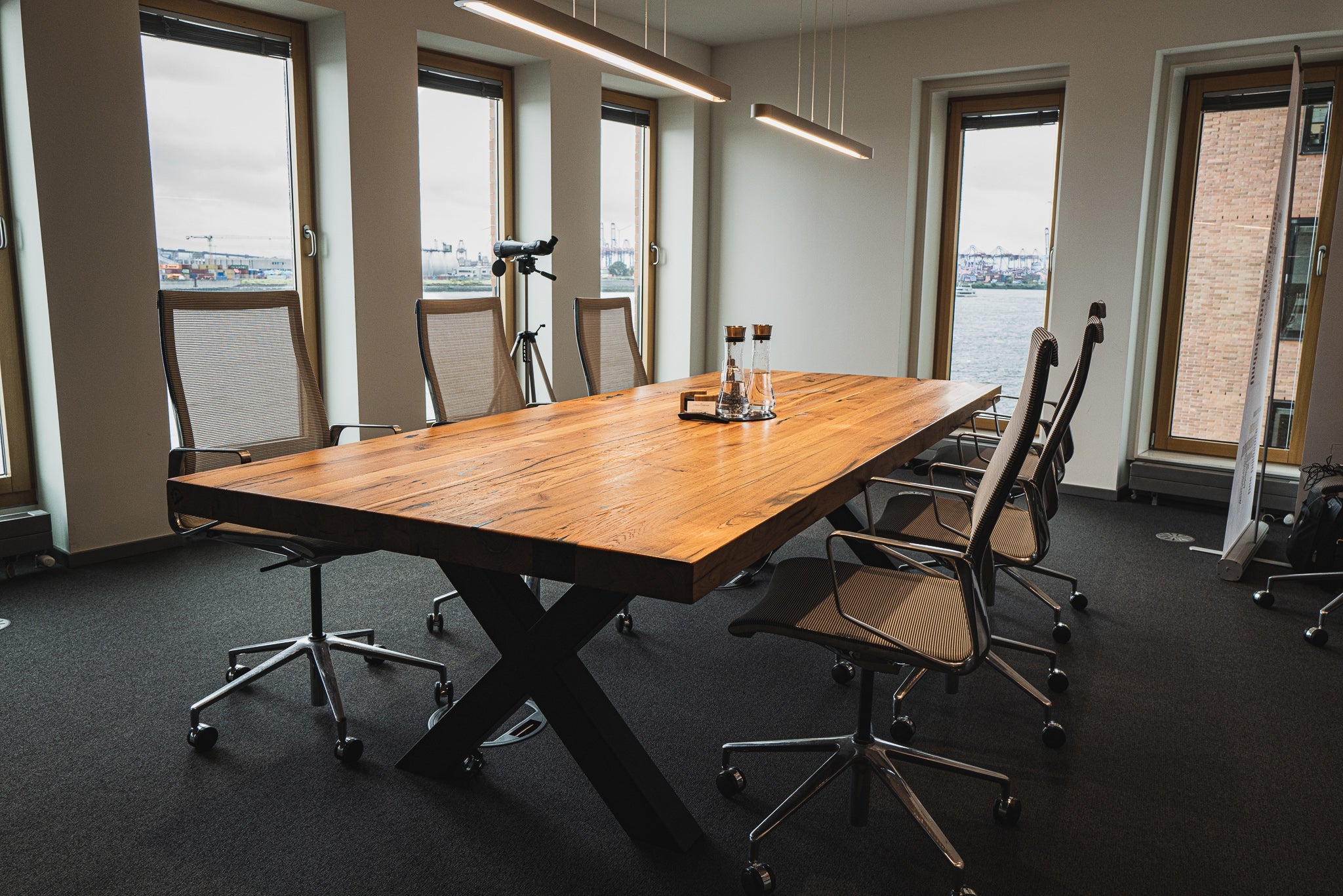 Konferenztisch aus Holz