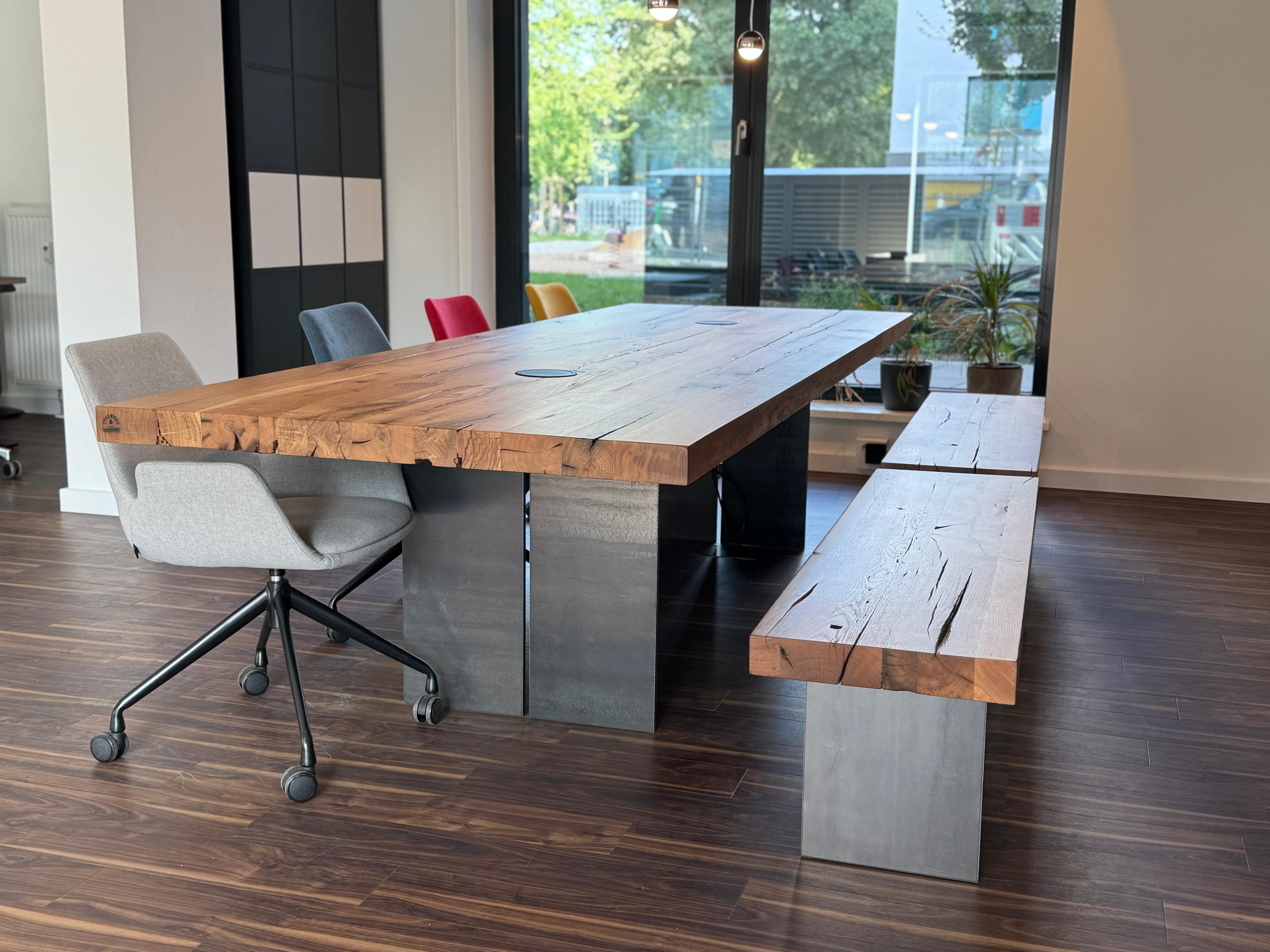 Konferenztisch Massivholz Eiche mit Mediamodul