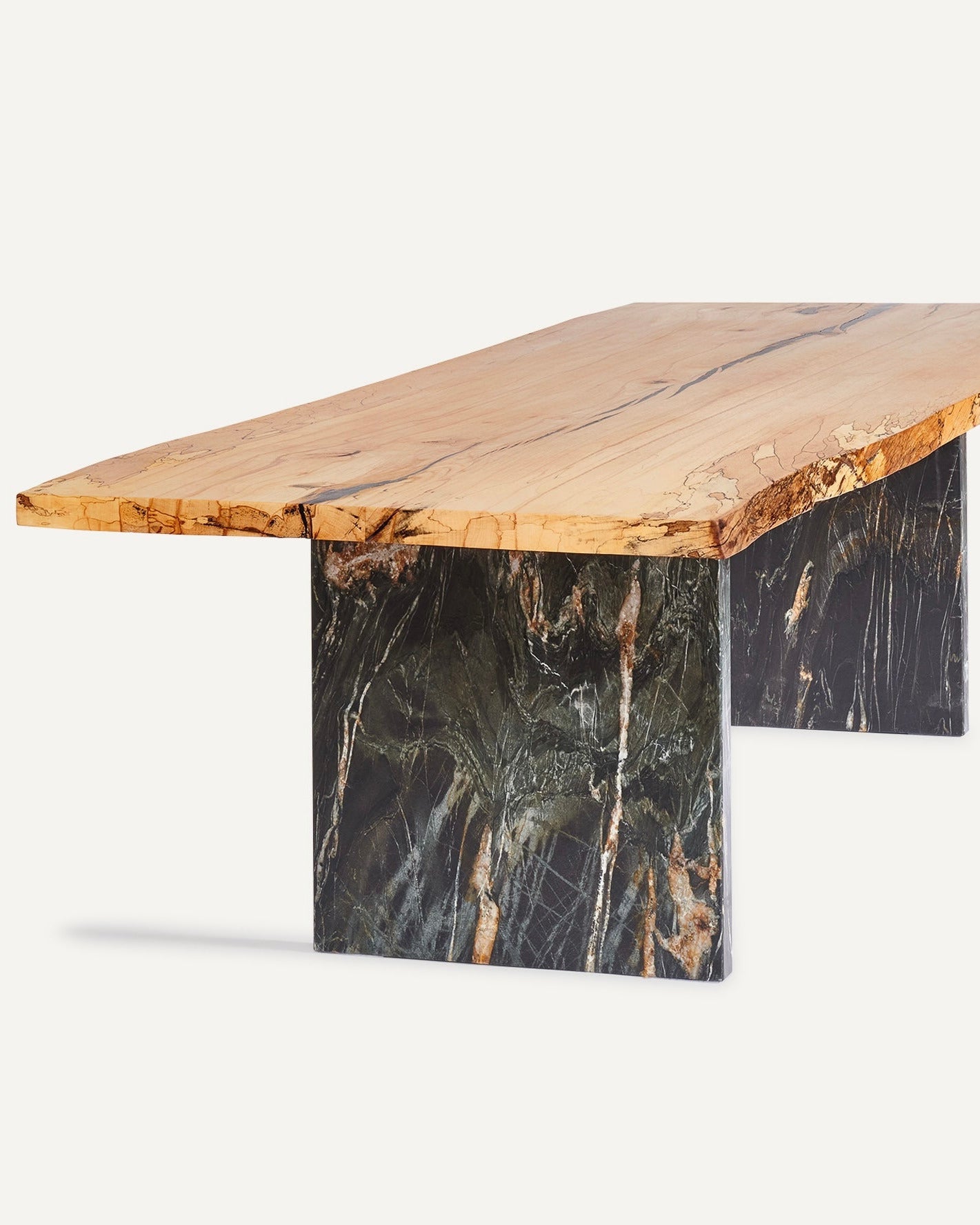 Esstisch aus Holz und Mamor 