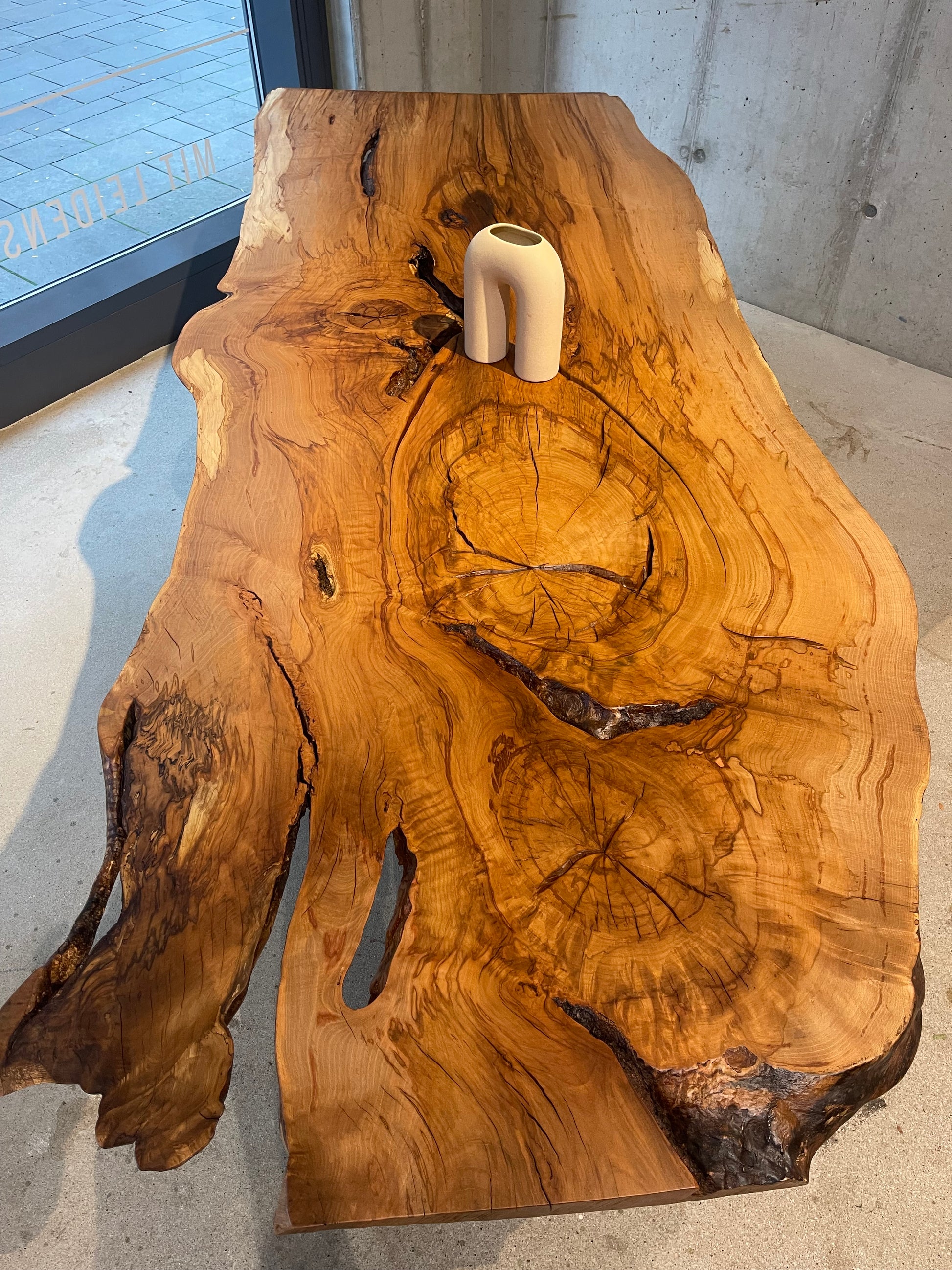 Baumtisch aus Buchenholz 