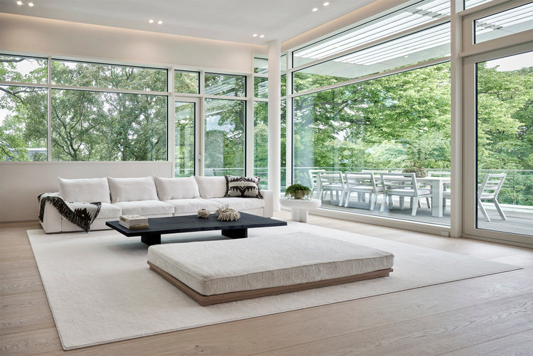 Wohnzimmer mit schwarz geköhltem Couchtisch