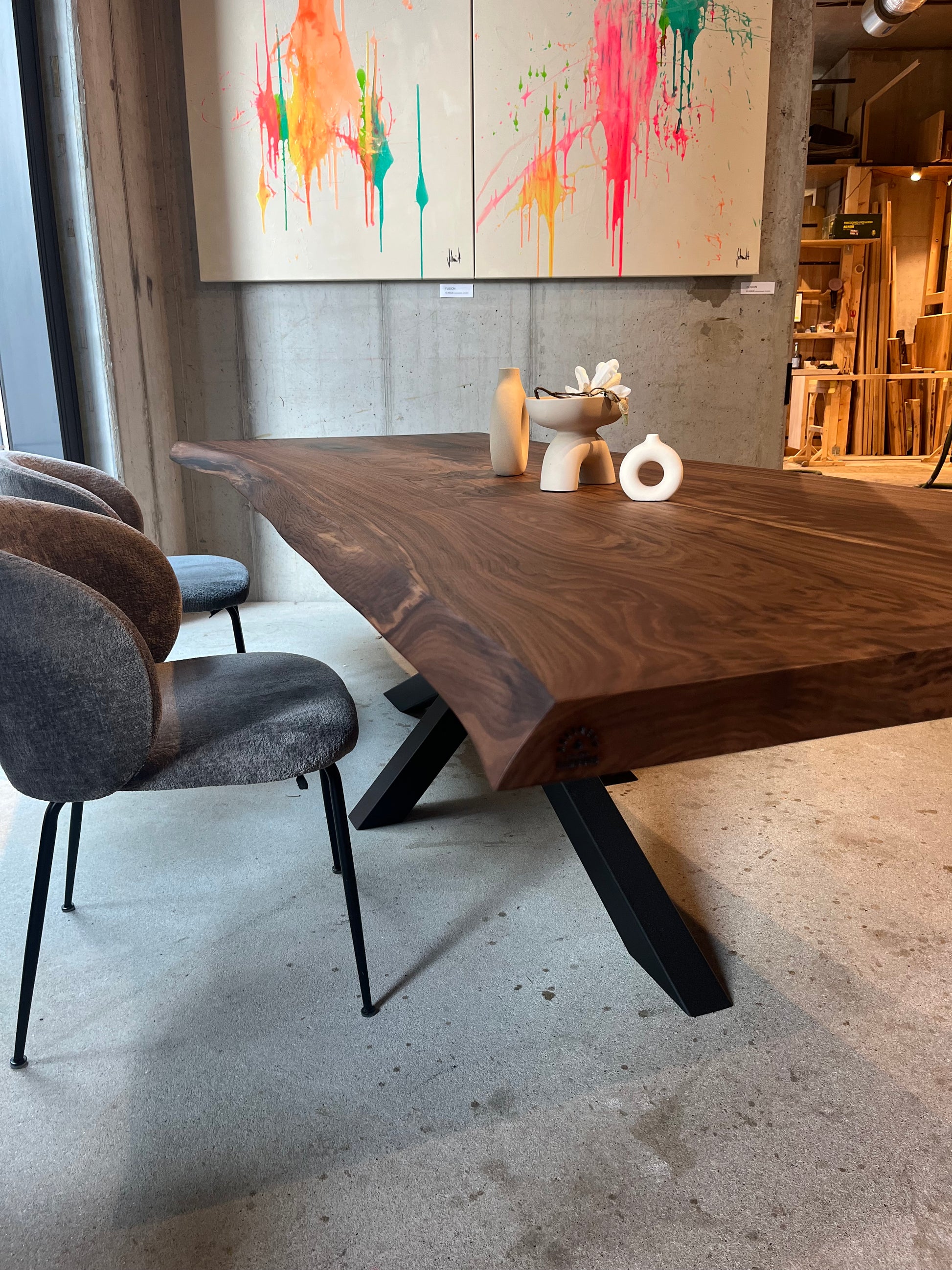 Design Esstisch aus massivem Nussbaumholz mit Baumkante