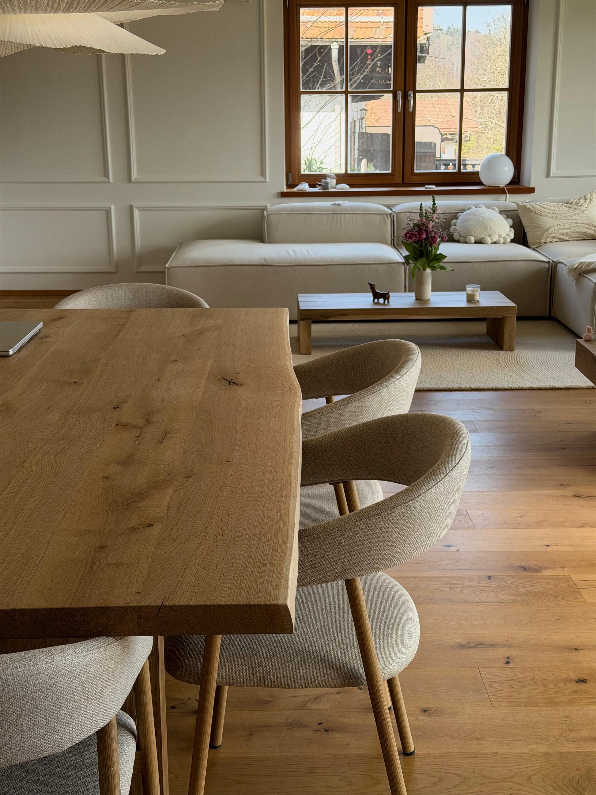 Massiver Esstisch aus Eiche in Holzwerk Hamburg Qualität, direkt bestellbar, mit natürlicher Holzmaserung und robustem Design.