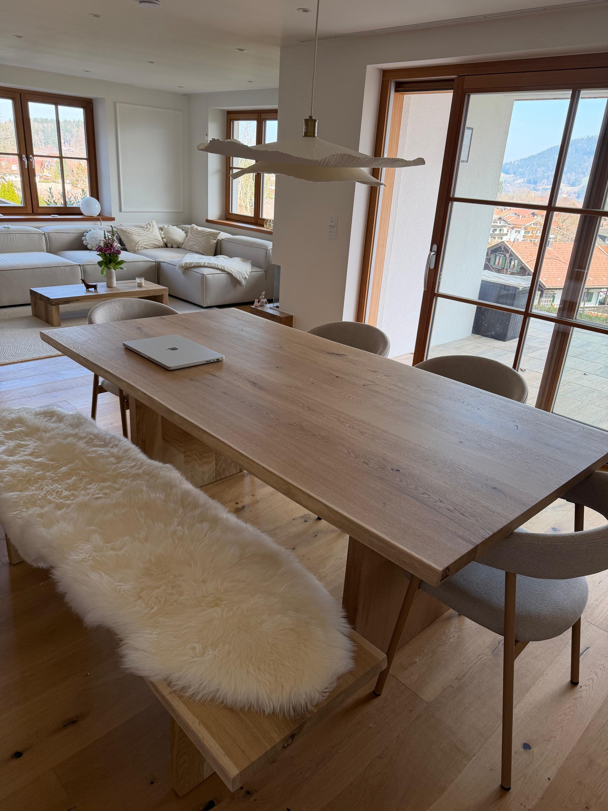 Massiver Esstisch aus Eiche von Holzwerk Hamburg, modernes Design, langlebiges Massivholz, ideal für Esszimmer, in Wunschgröße.