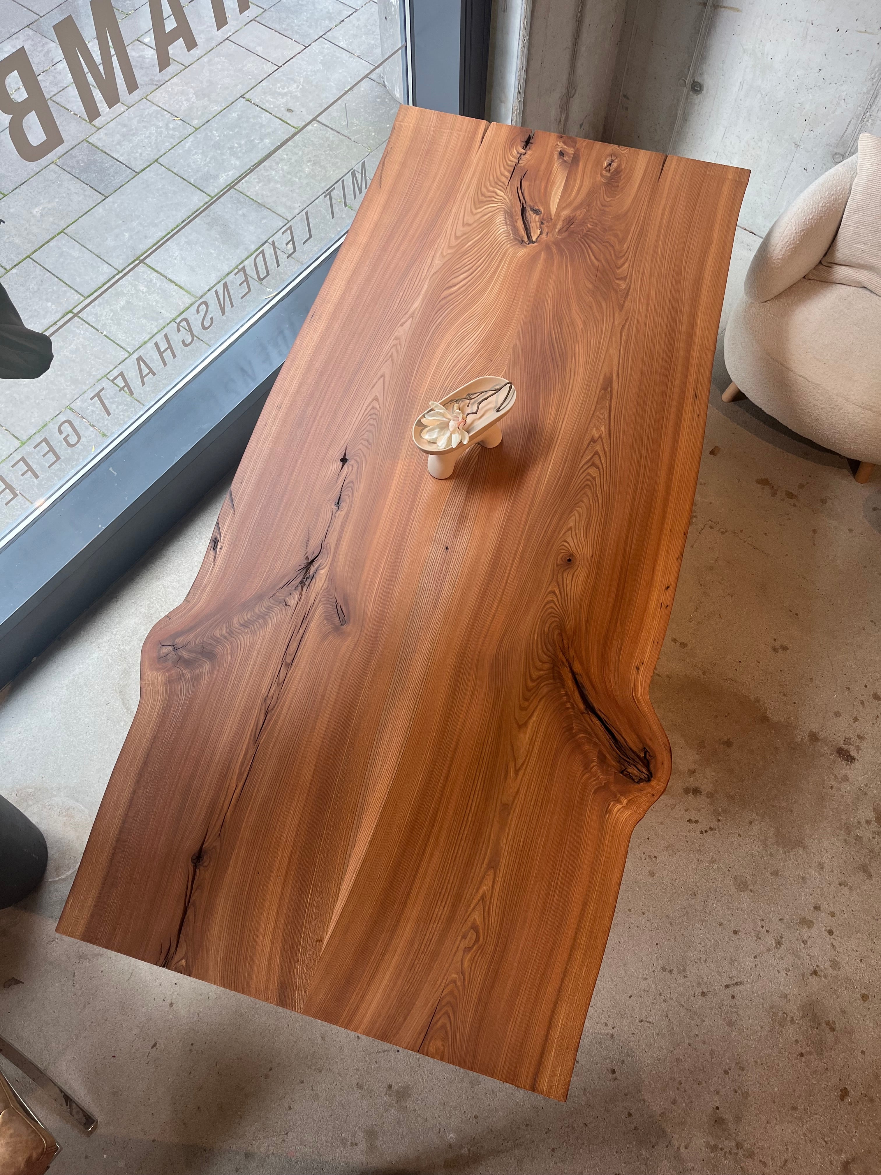 Esstisch Ulme aus Massivholz mit natürlicher Baumkante und Butterfly-Maserung