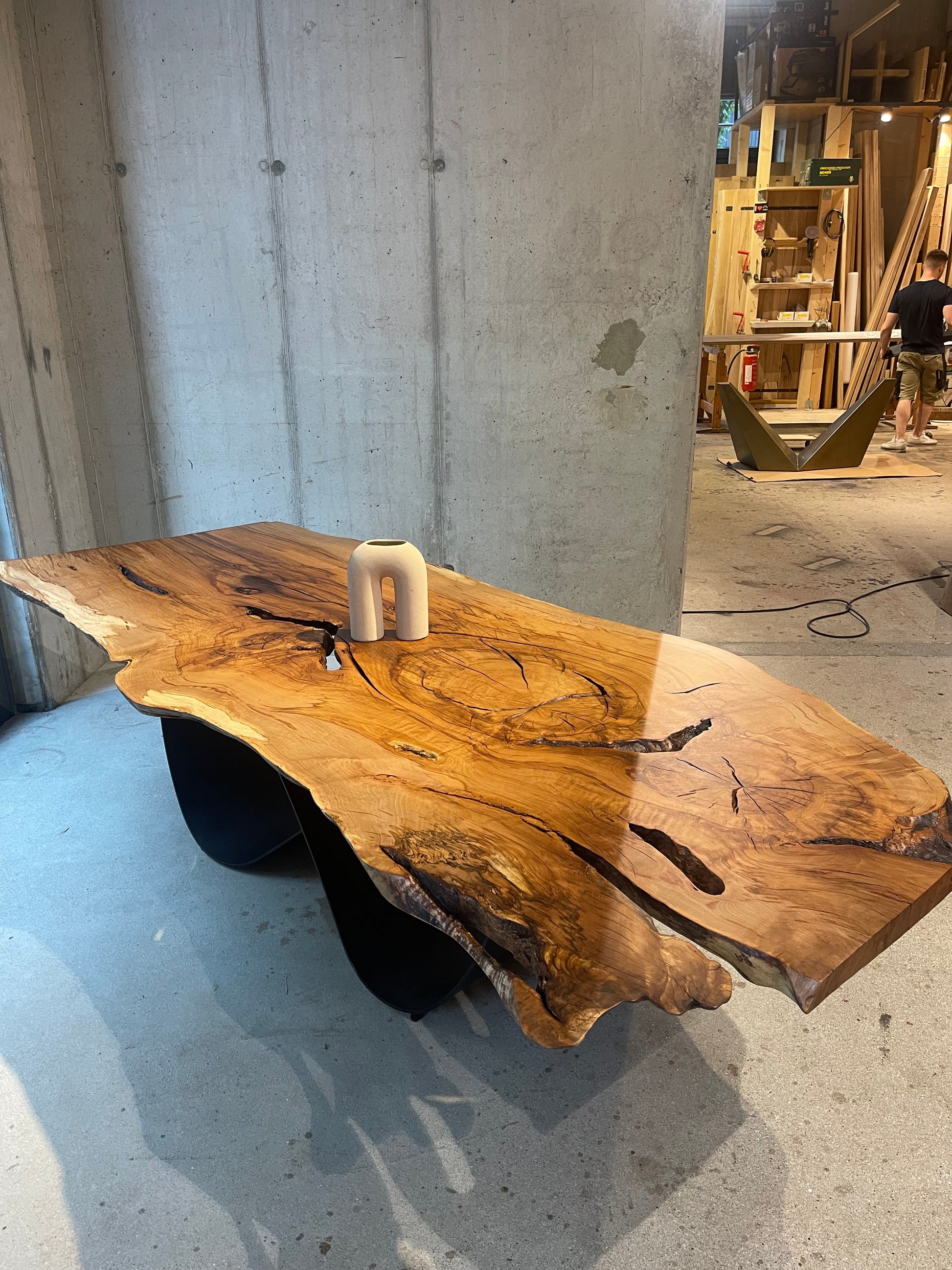 Esstisch aus einem Stamm Holz