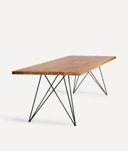 Moderner Esstisch aus massiver Eiche mit filigranem Metallgestell, langlebiges Holz und stilvolles Design.