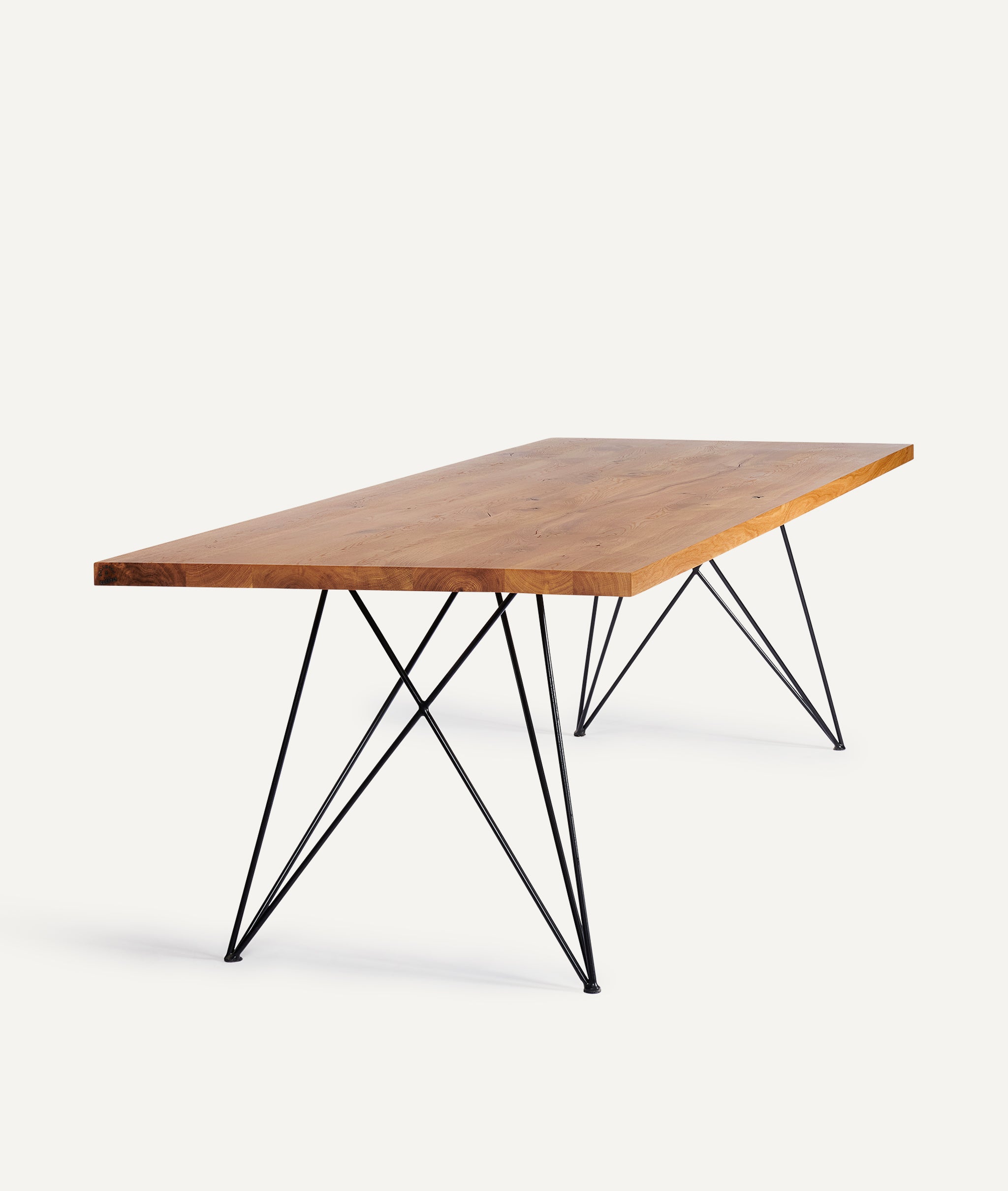 Moderner Esstisch aus massiver Eiche mit filigranem Metallgestell, langlebiges Holz und stilvolles Design.