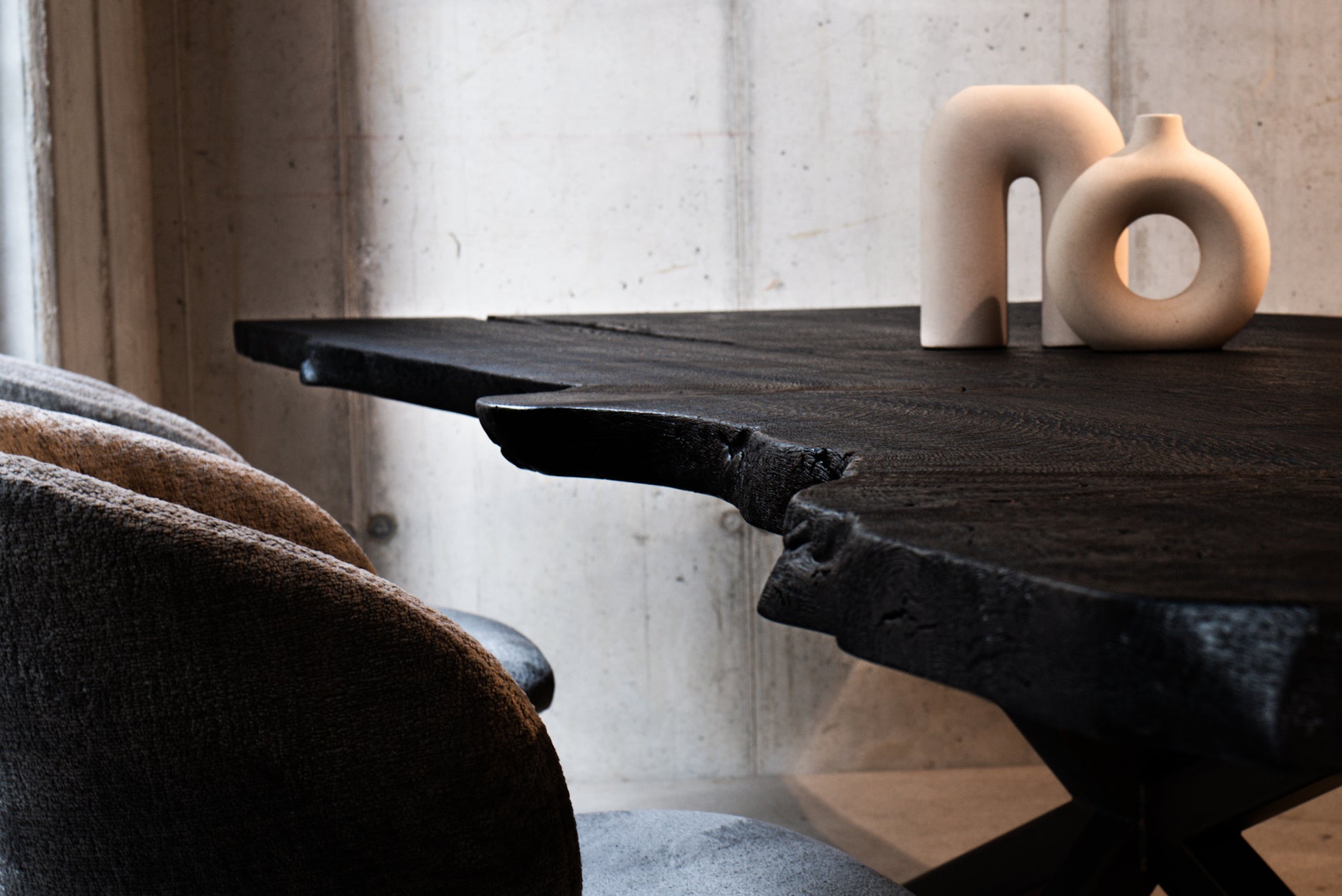 Esstisch schwarzes Holz Massivholztisch 