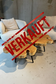 Couchtisch aus Robinien-Baumscheibe mit Epoxidharz-Verfüllung, Holzwerk Hamburg, natürliche Holzmaserung und handgefertigte Oberfläche