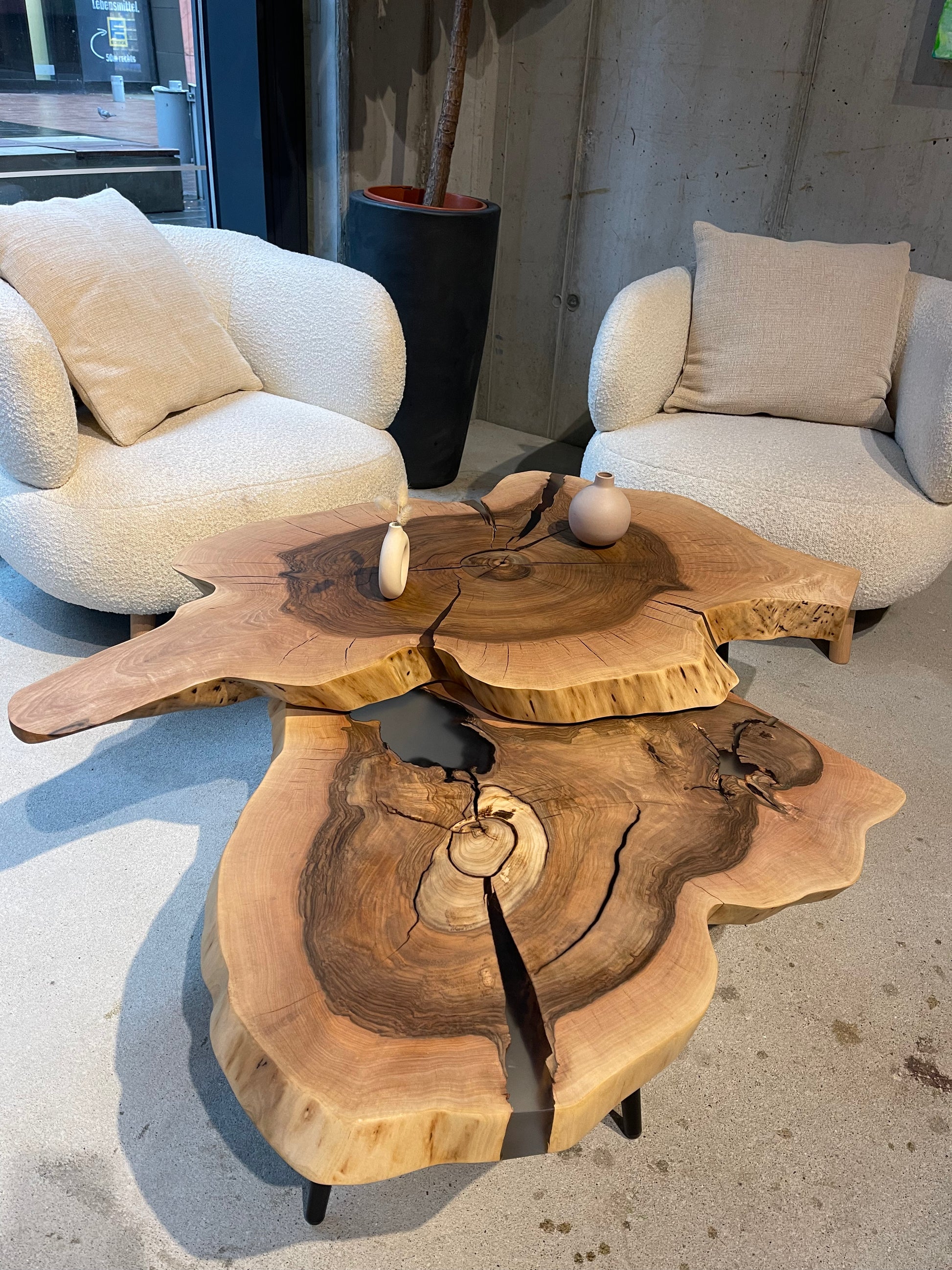 Couchtisch-Set aus Walnuss-Baumscheiben verfüllt mit Epoxy – Holzwerk Hamburg