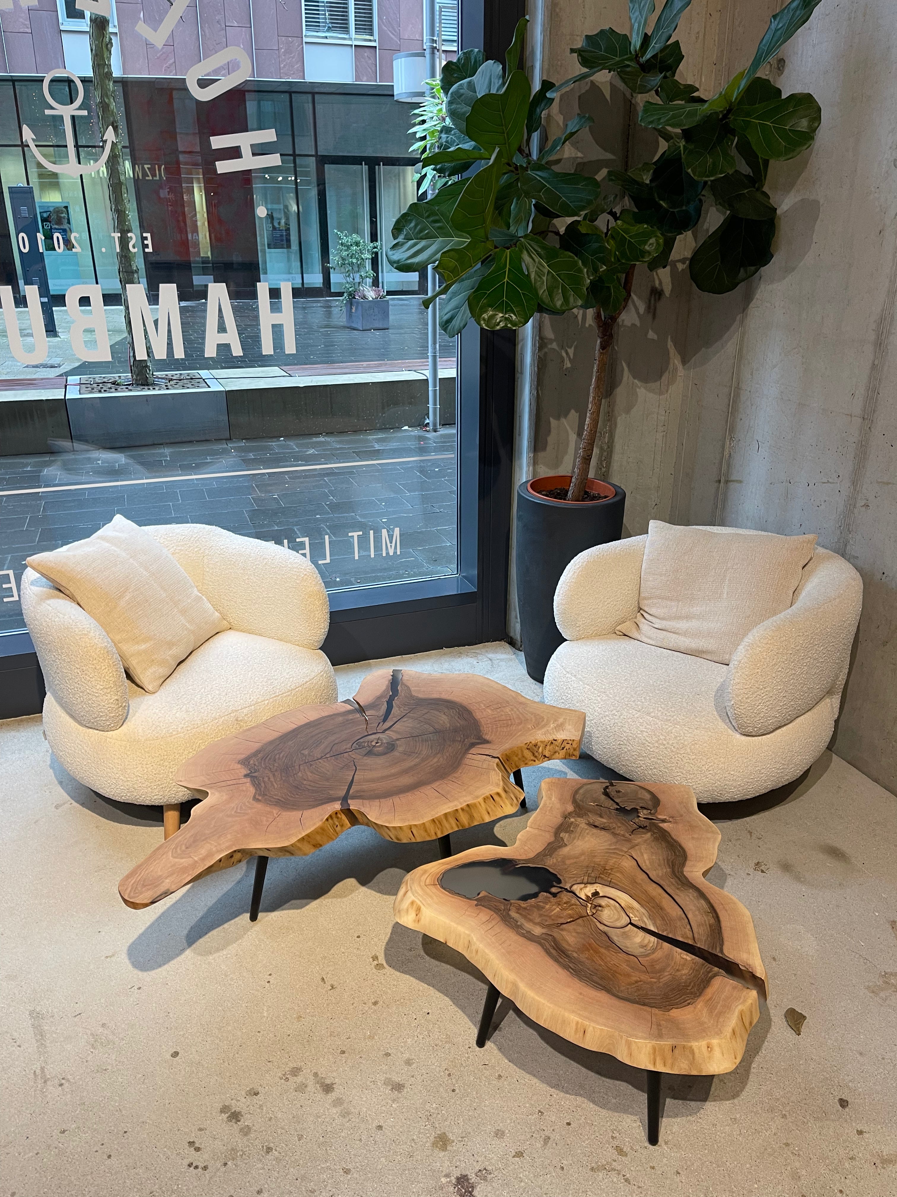 Couchtisch-Set aus Walnuss-Baumscheiben verfüllt mit Epoxy