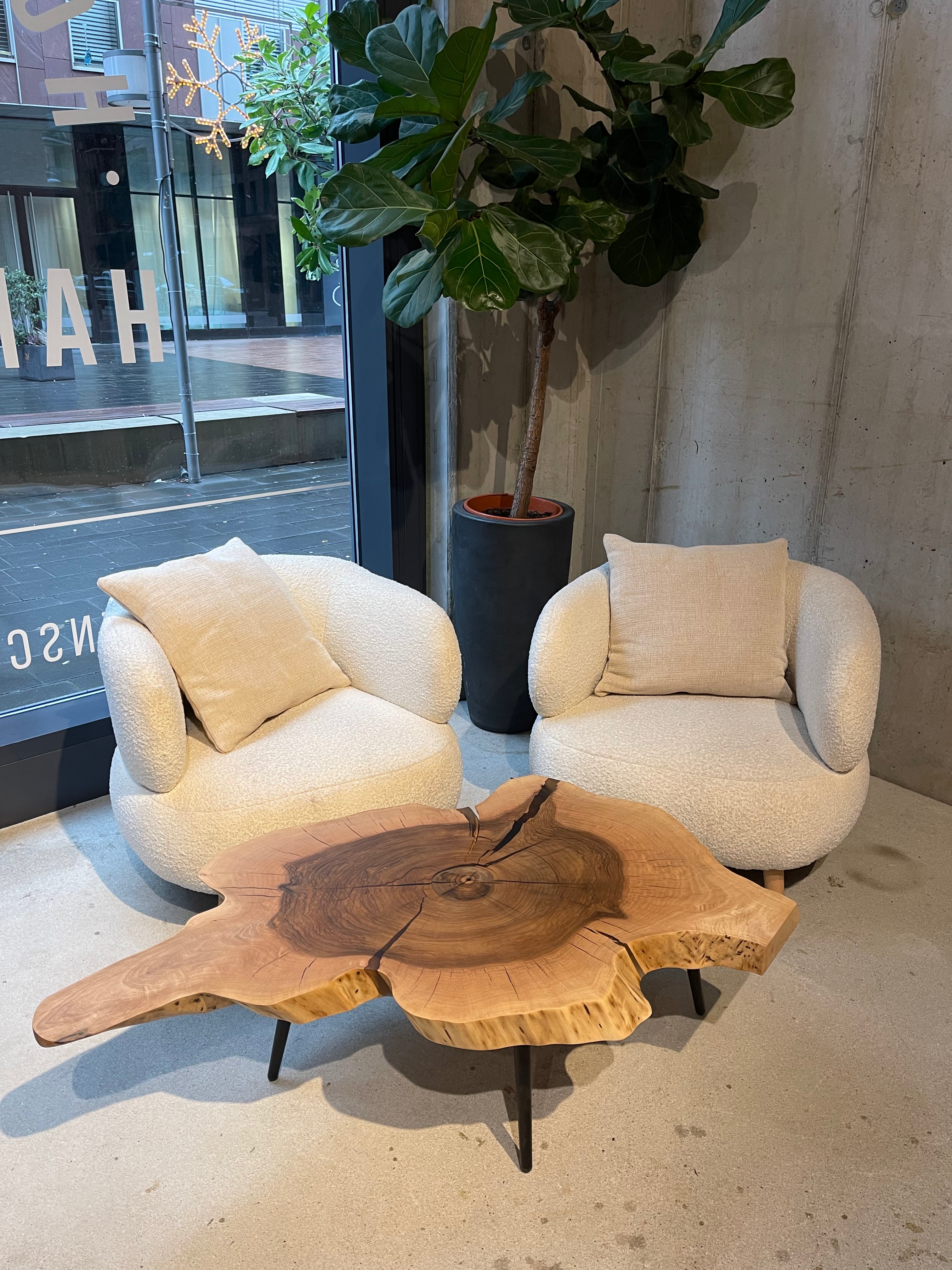 Couchtisch Walnuss aus einer Baumscheibe verfüllt mit Epoxy