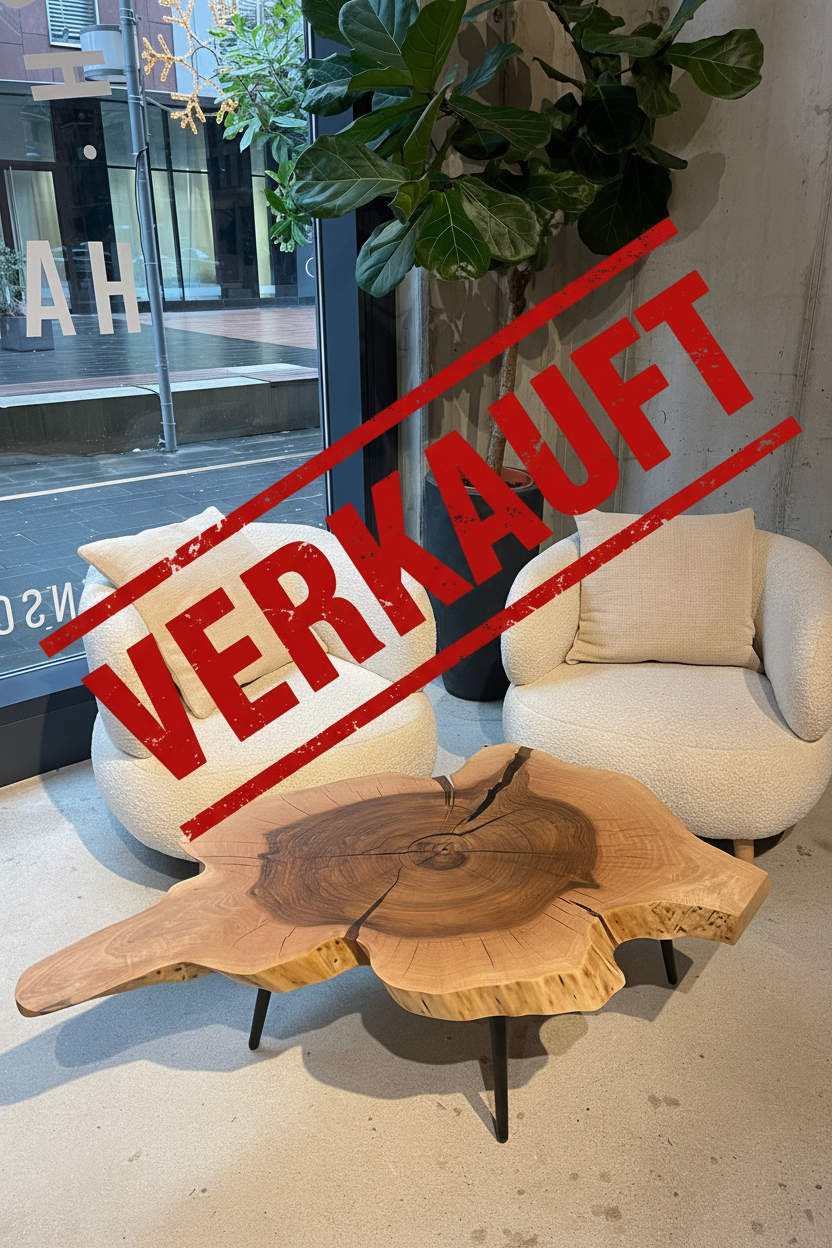 Holzwerk Hamburg Couchtisch aus Walnuss-Baumscheibe mit Epoxy-Verfüllung, rustikaler und natürlicher Holzlook, detailreiche Oberfläche