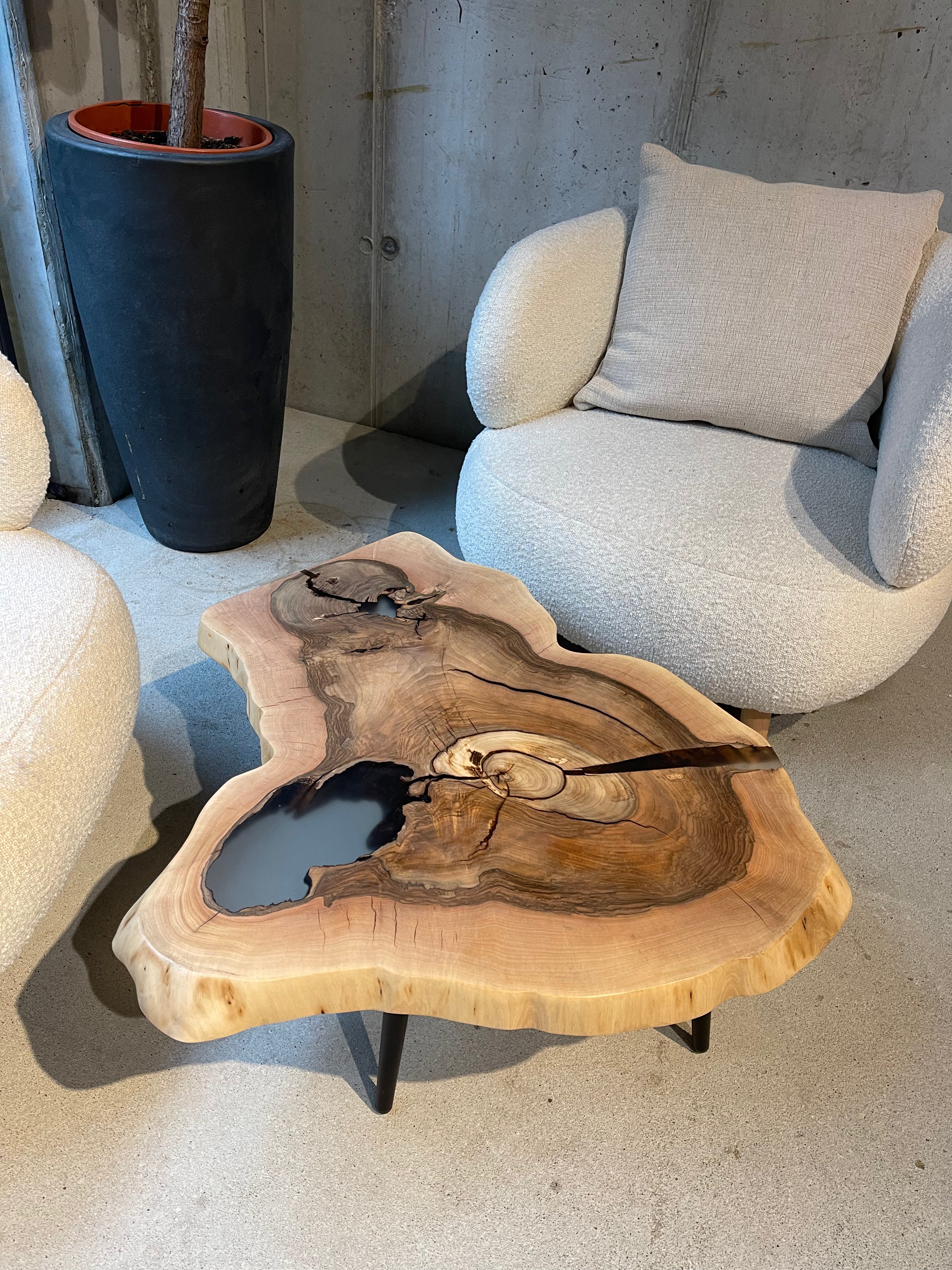Couchtisch Walnuss aus einer Baumscheibe verfüllt mit Epoxy