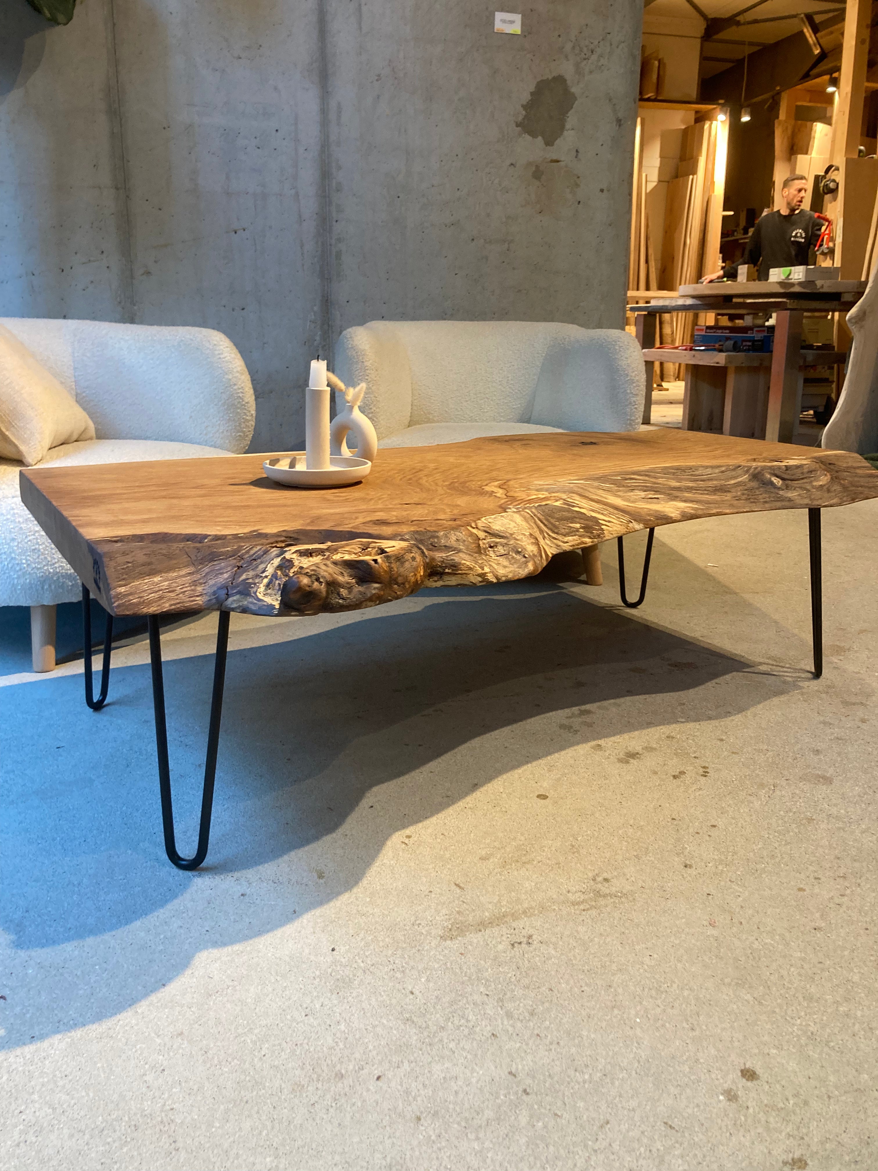 Massiver Couchtisch aus Eiche mit Baumkante, Monolith-Design, aus einem Stück Holz, von Holzwerk Hamburg