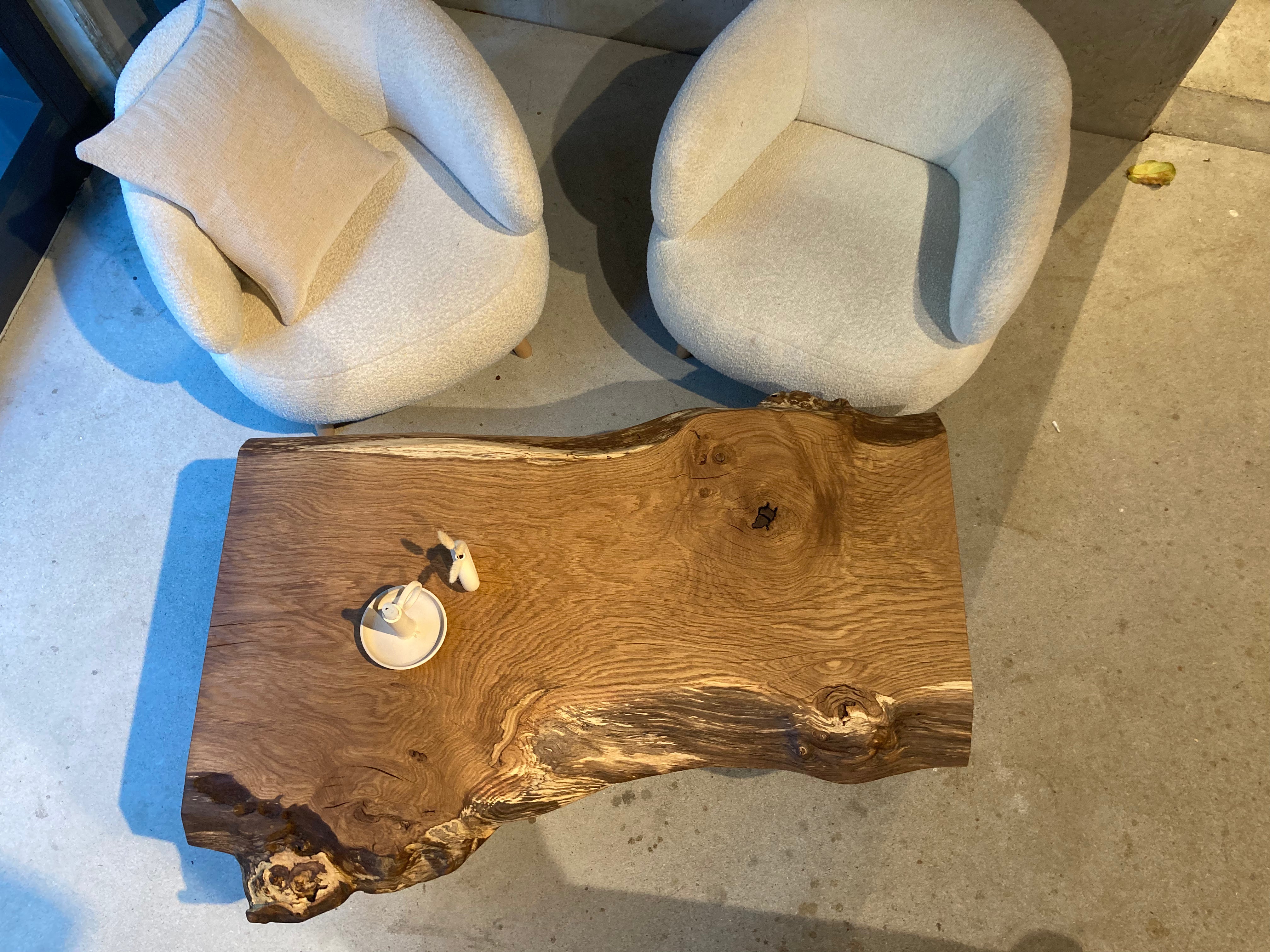 Couchtisch Eiche aus einem Stück Massivholz Monolith mit Baumkante