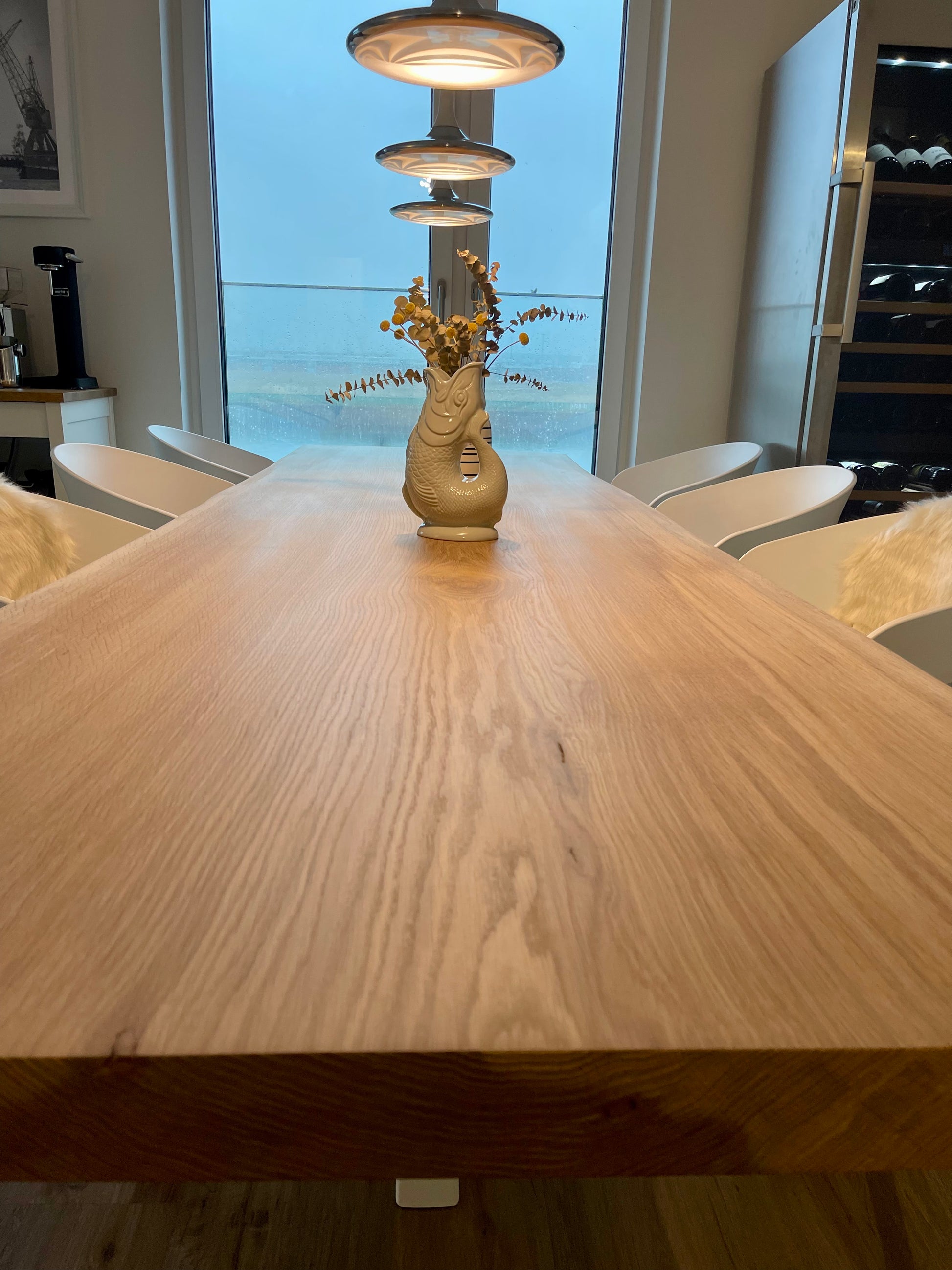 holztisch aus einem Stück Eichenholz