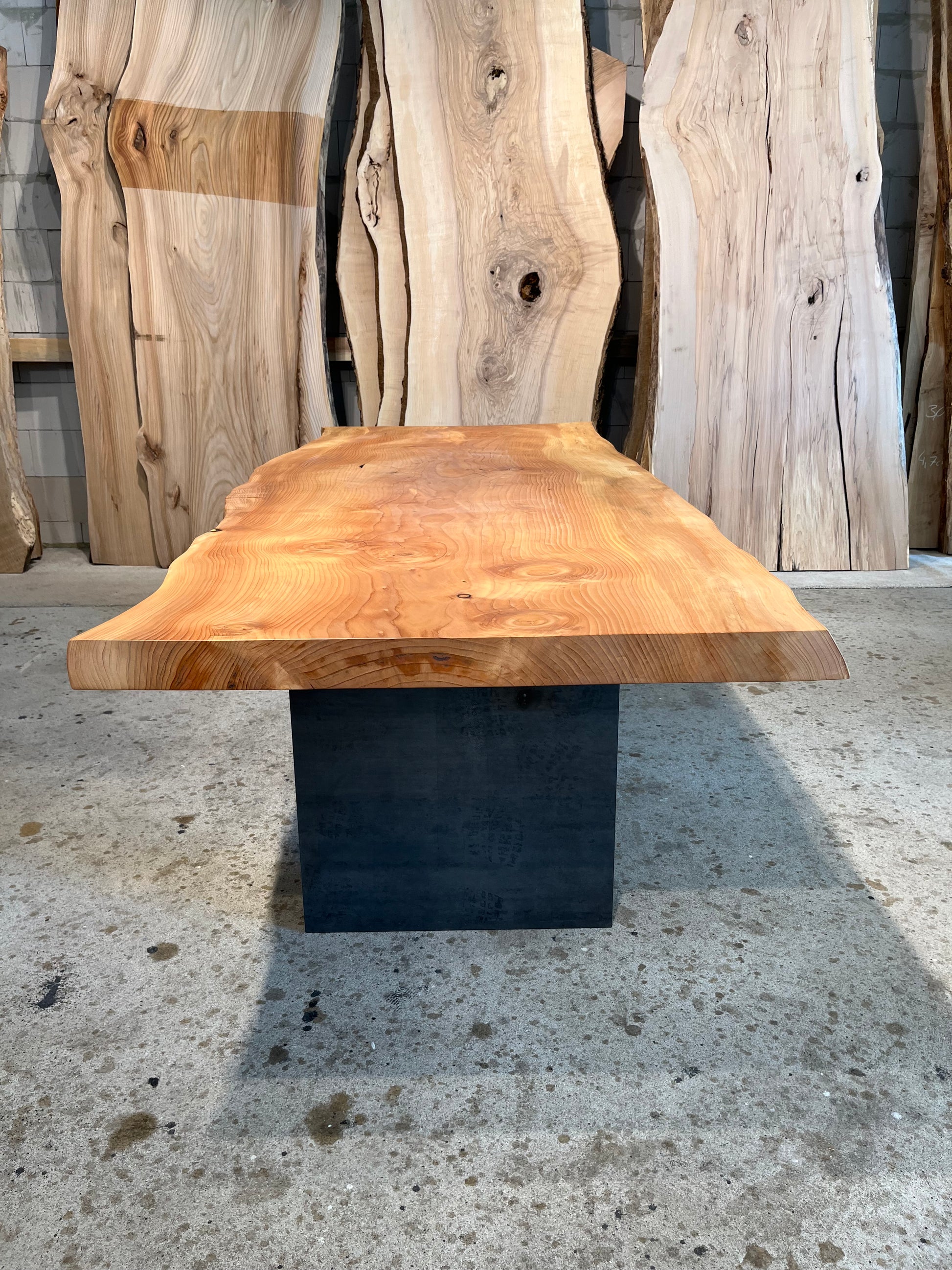 Massiver Baumtisch aus Zedernholz von Holzwerk Hamburg, Esstisch aus einem Baumstamm mit natürlicher Holzmaserung