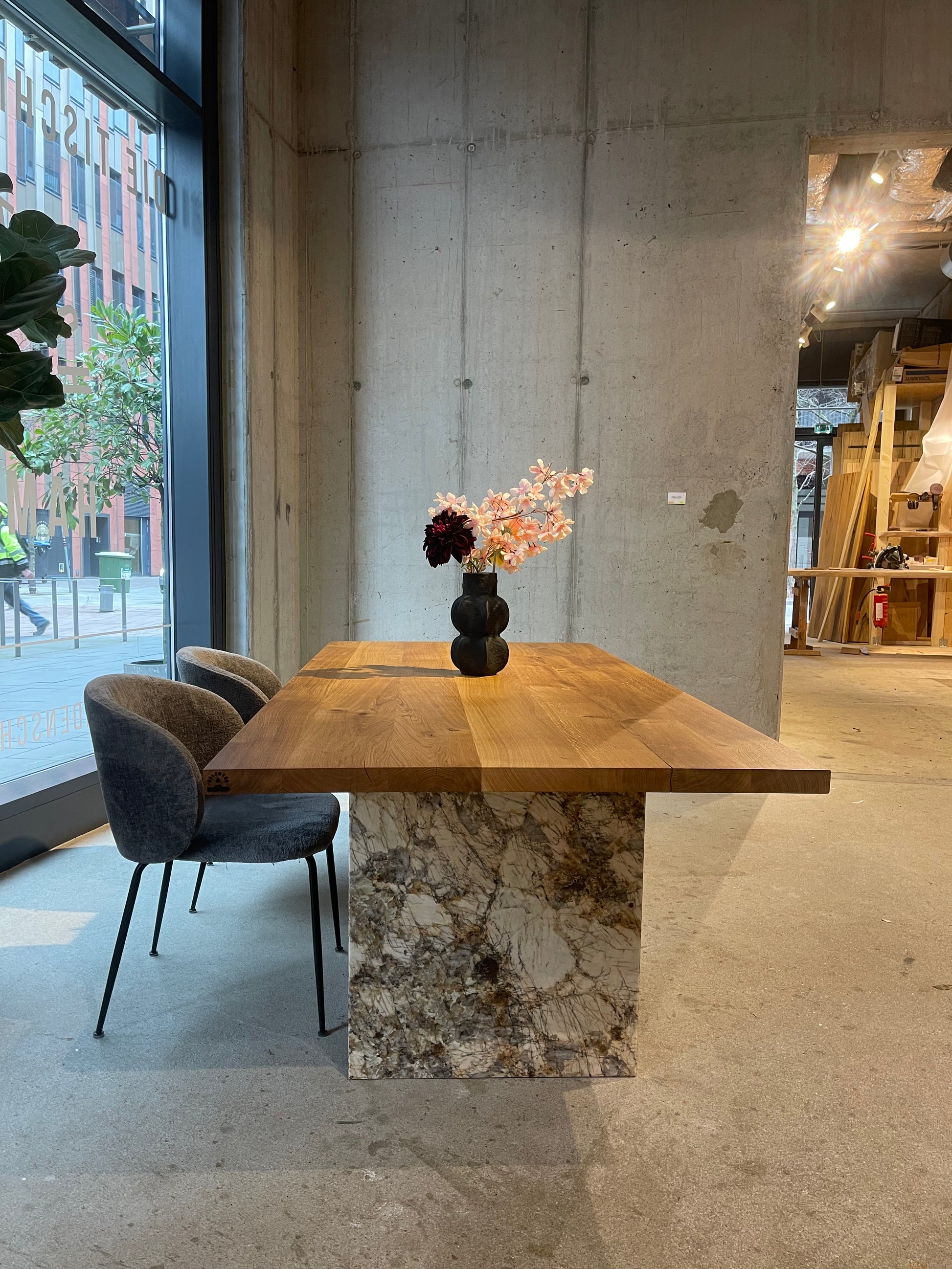 Esstisch aus massiv Eichenholz mit Naturstein Gestell – Holzwerk Hamburg