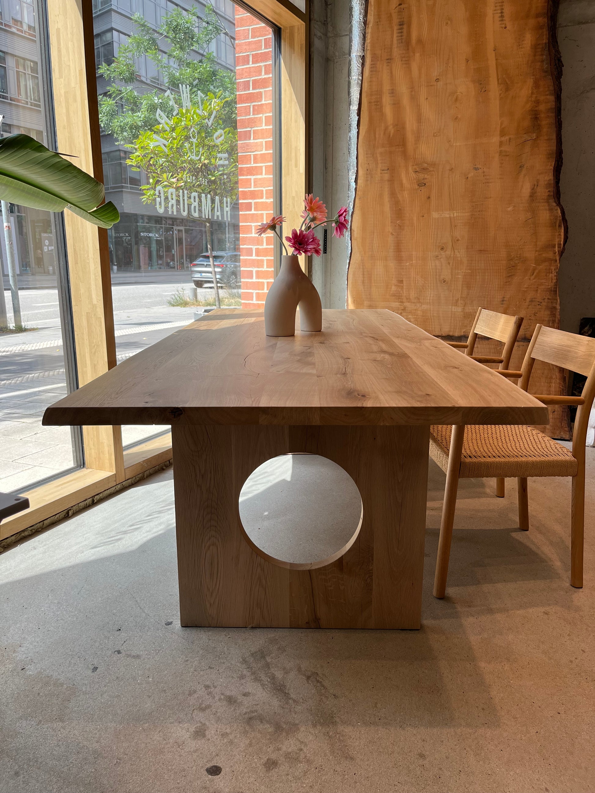 Design Esstisch Eiche mit Holzwange und kreisförmigem Ausschnitt