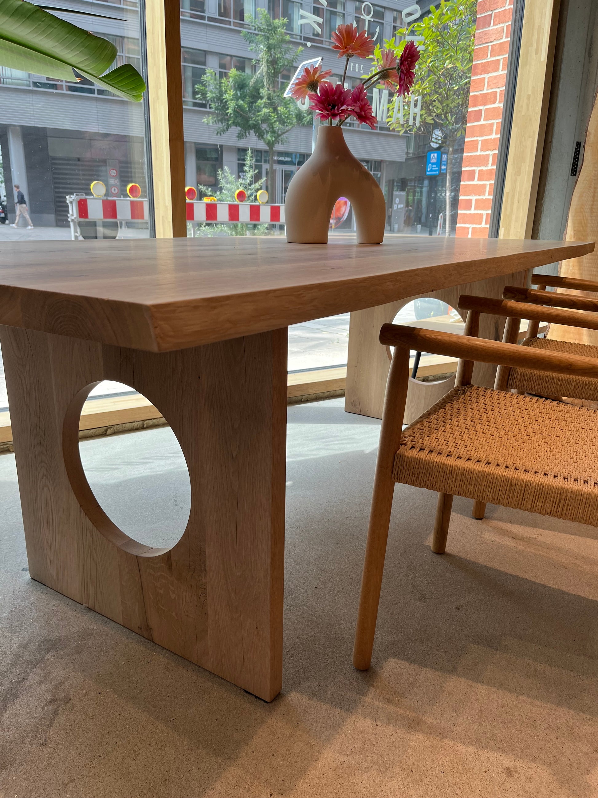 Esstisch aus Massivholz Eiche mit Design-Holzwange und Baumkante