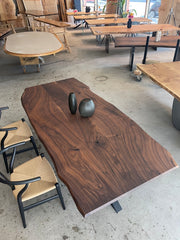Esstisch Nussbaum 220 × 100 cm – Handgefertigtes Massivholz-Unikat mit natürlicher Baumkante