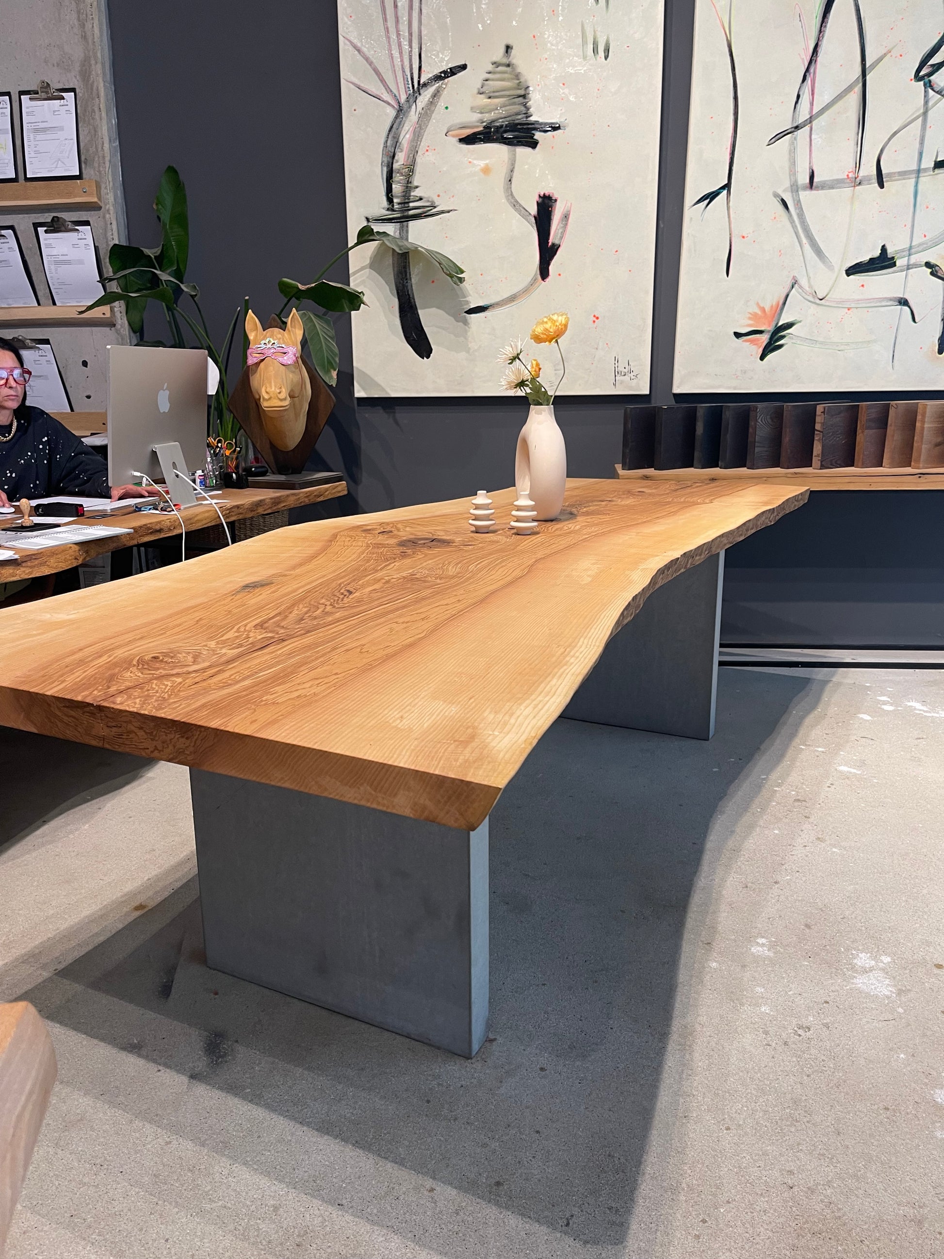 Esstisch aus einer durchgehenden Eschenbohle mit Betonwange