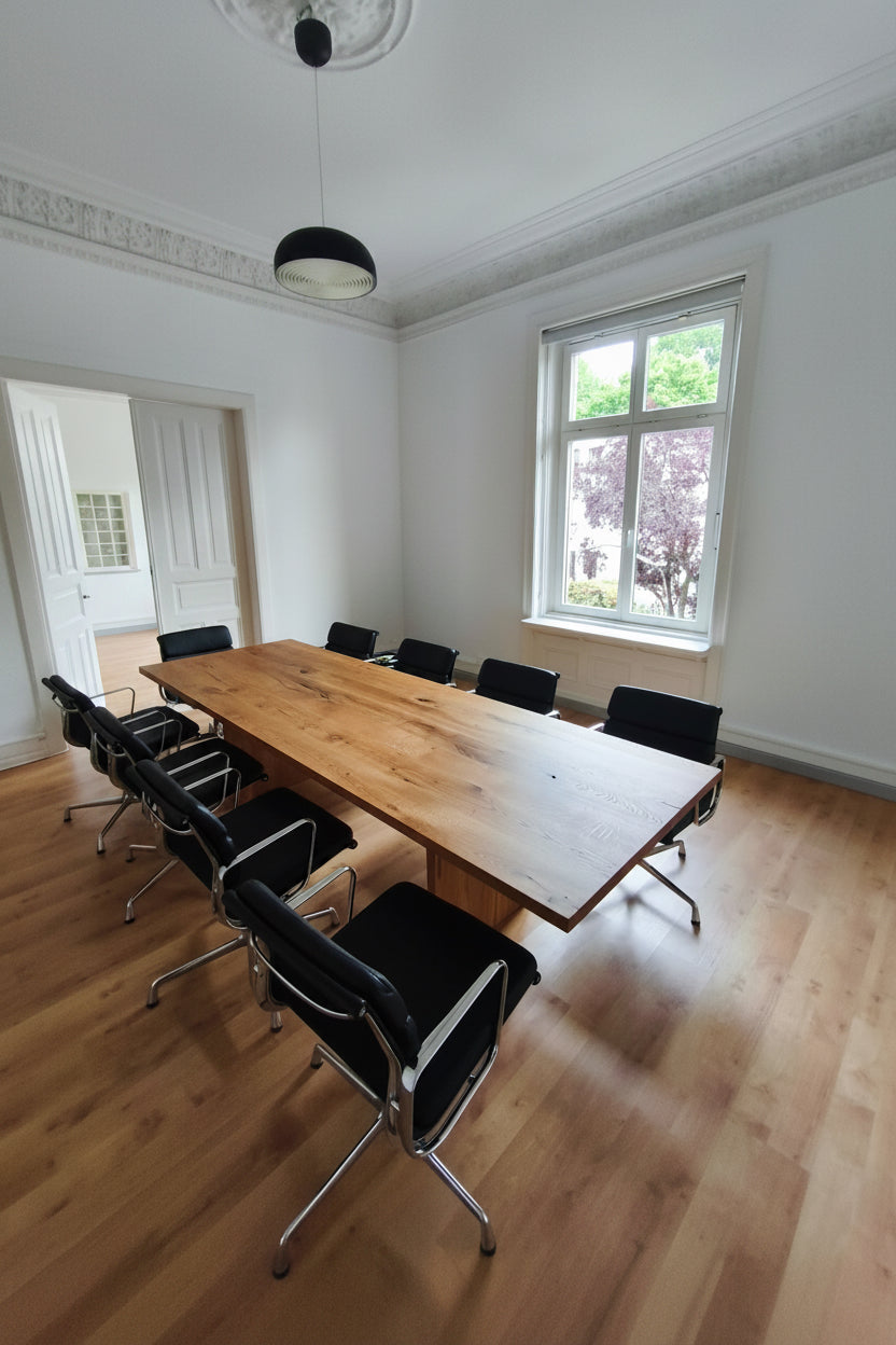 Individueller Konferenztisch aus massivem Eichenholz – Holzwerk Hamburg