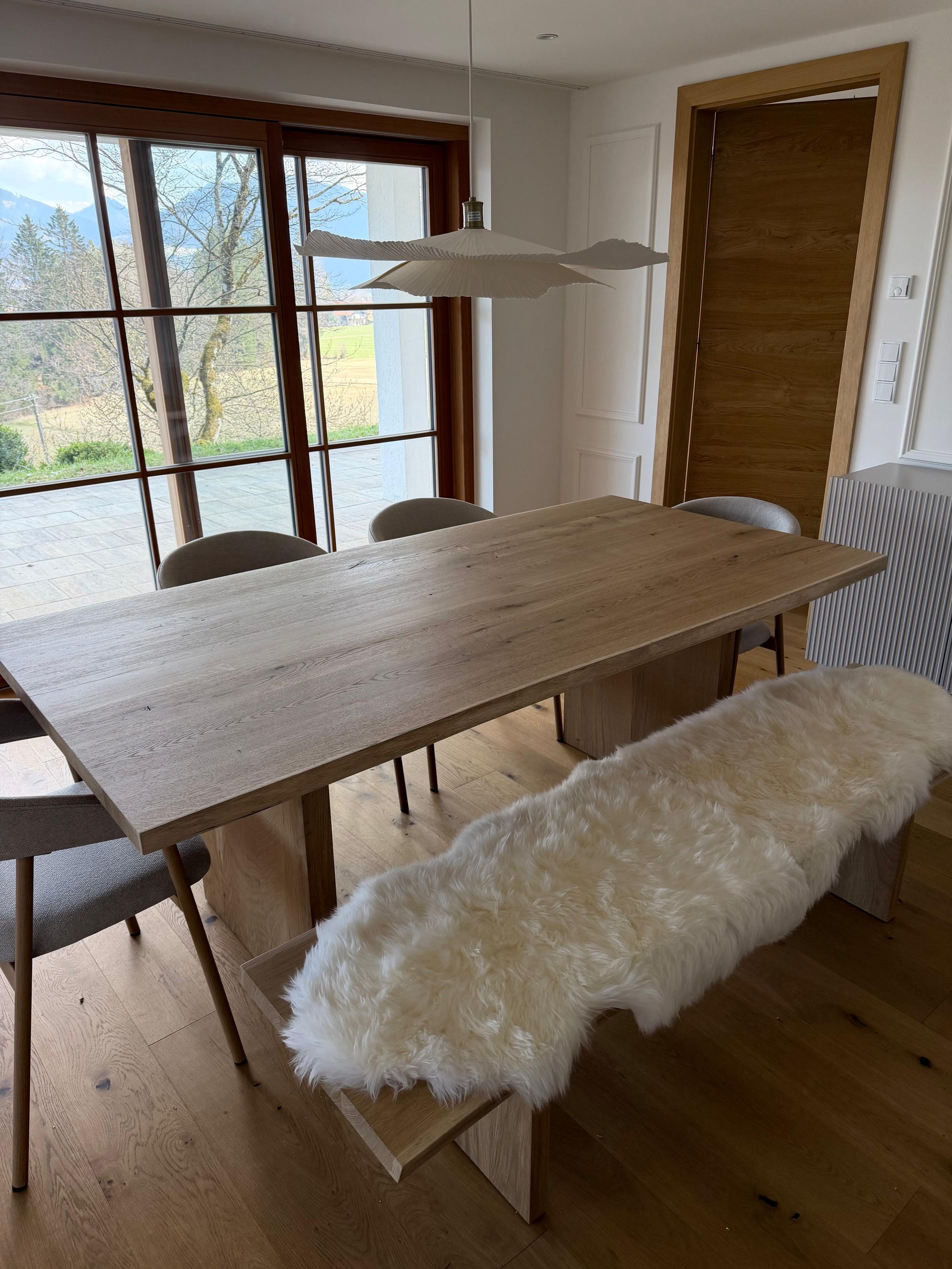 Massivholztisch aus Eiche von Holzwerk Hamburg, naturbelassenes Holz mit glatter Oberfläche, ideal für Esszimmer.