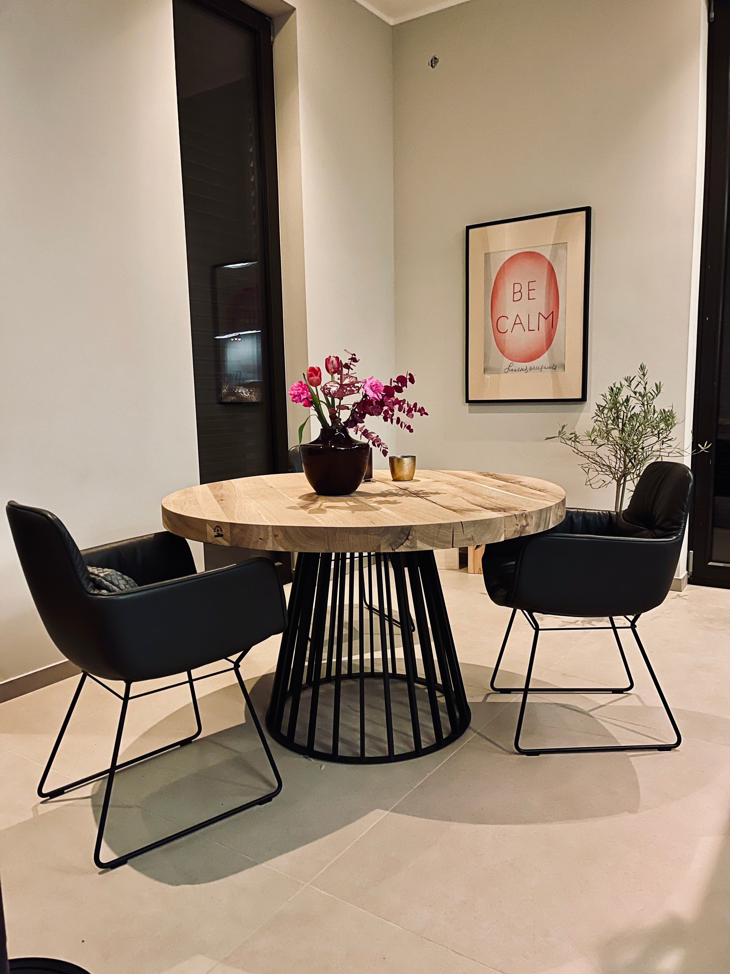 Runder Esstisch aus massiver Eiche Altholz mit Designgestell