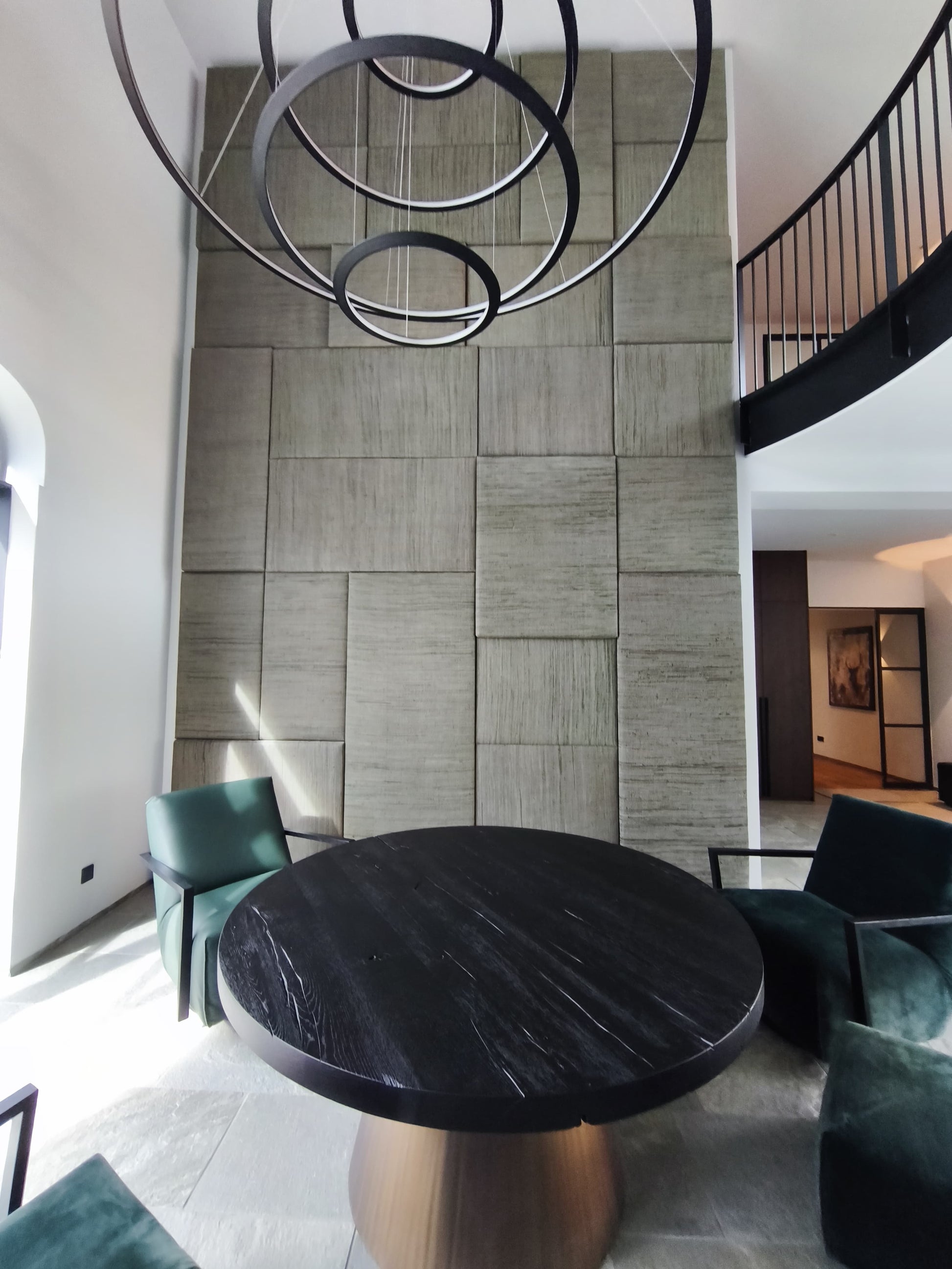 Runder schwarzer Tisch